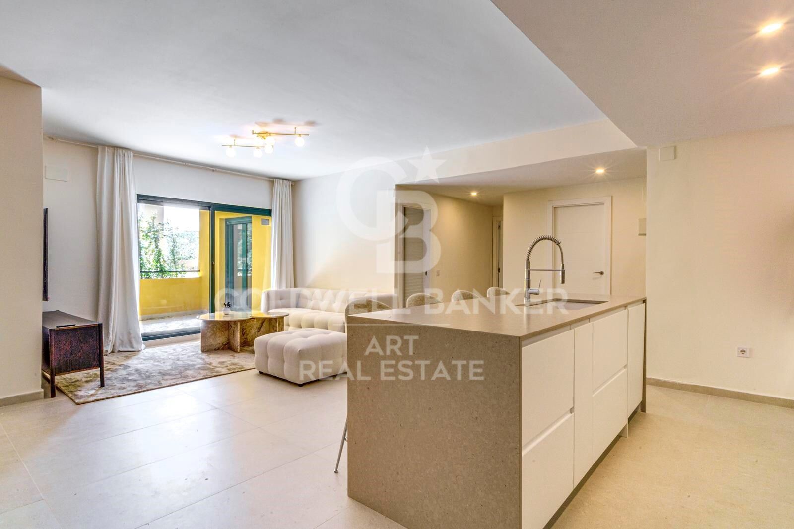 Elegante Apartamento de 4 Dormitorios Cerca de la Playa en San Pedro de Alcántara, Marbella