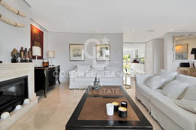 Elegantes Duplex-Penthouse mit traumhafter Aussicht in Nueva Andalucía, Marbella