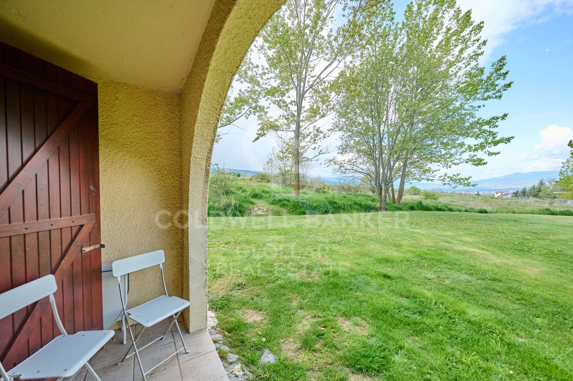 Planta baja con terraza y vistas en Sainte Léocadie