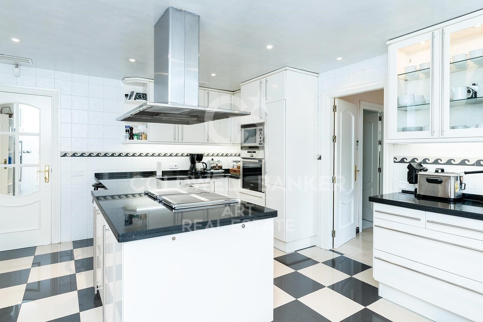 Elegant villa 50 meters from the beach in Guadalmina Baja, Costa del Sol