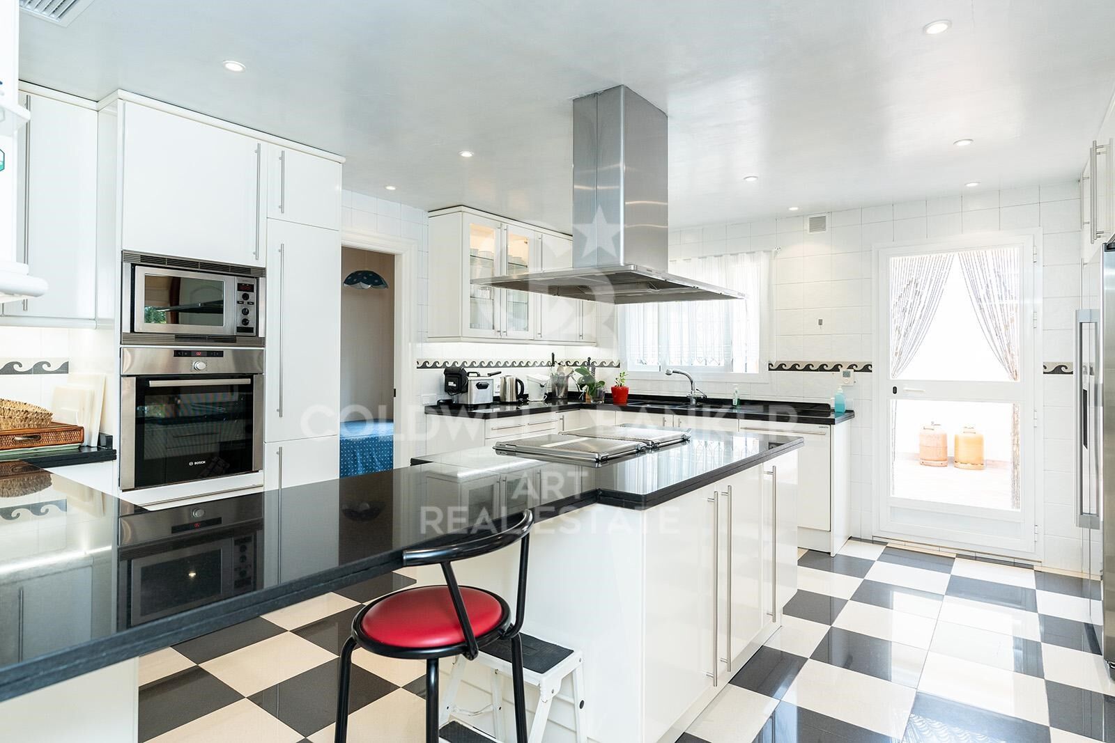 Elegant villa 50 meters from the beach in Guadalmina Baja, Costa del Sol