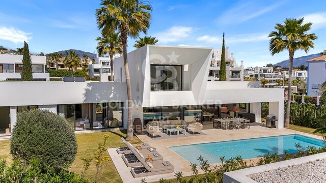 Villa Moderne avec Sauna, Cinéma et Piscine Chauffée sur la Nouvelle Milla d'Or d'Estepona, Costa del Sol