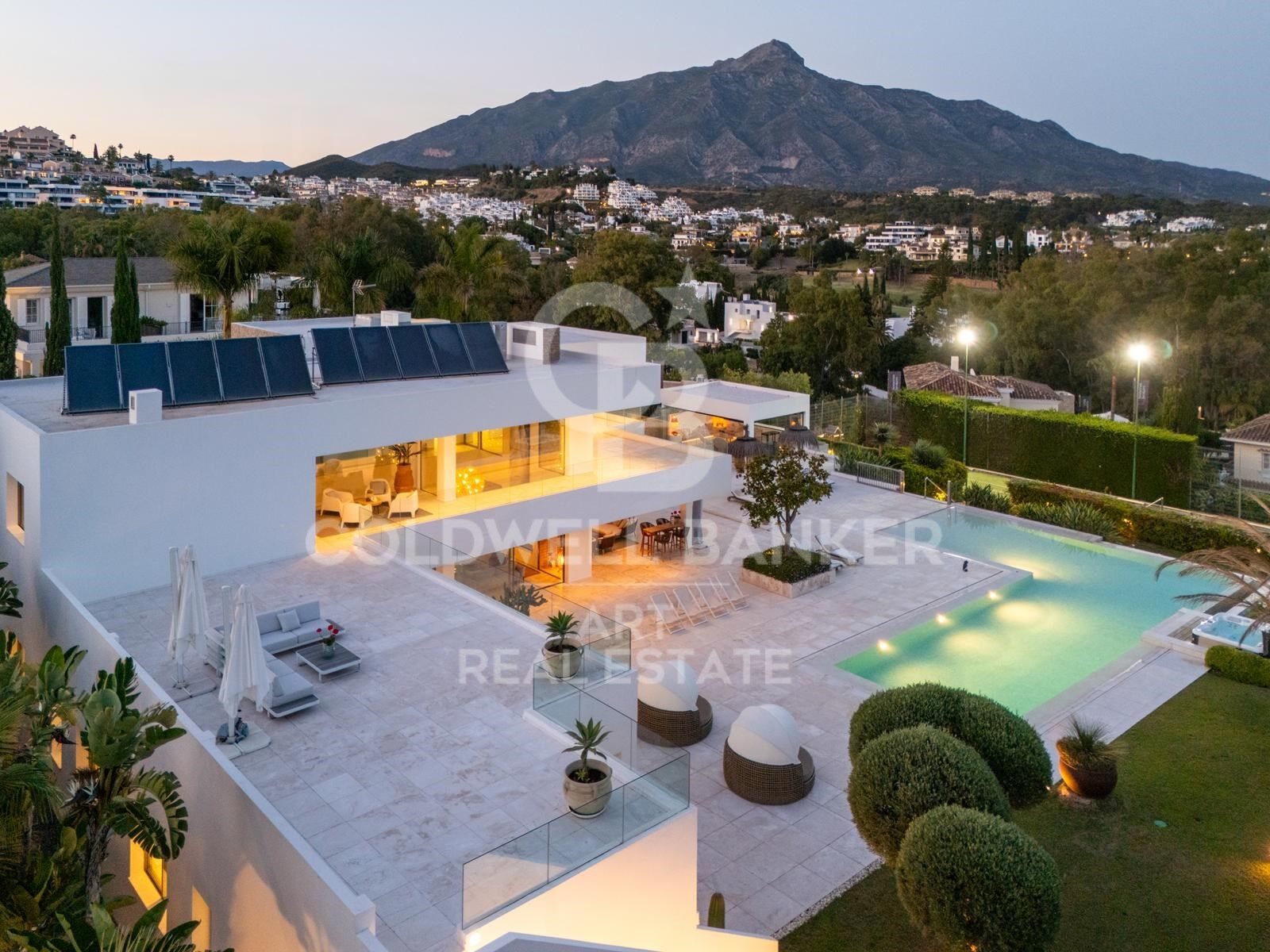 Zeitgenössische Luxusvilla in La Cerquilla, Nueva Andalucía, Marbella