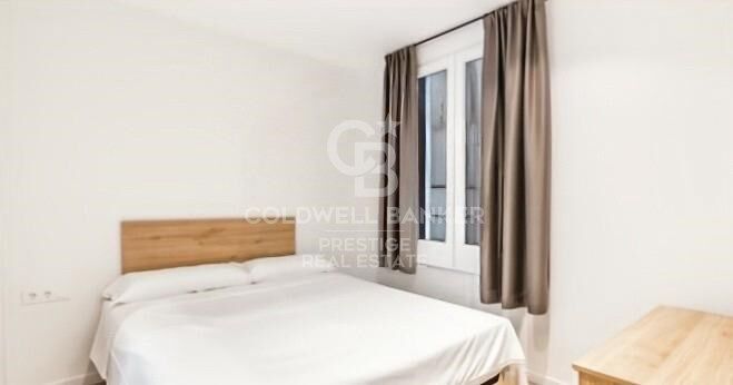 Investment Opportunity: 5 registered units with renovation project in historic building on Las Ramblas, Barcelona