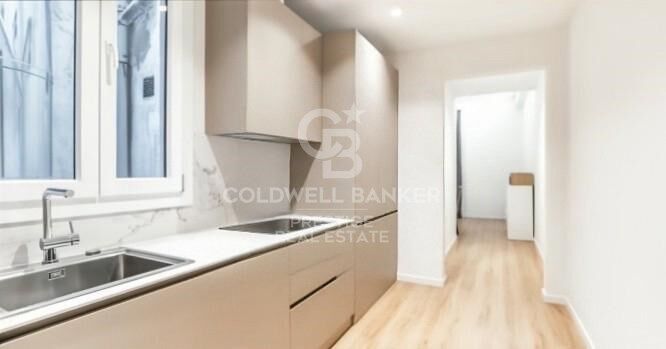 Investment Opportunity: 5 registered units with renovation project in historic building on Las Ramblas, Barcelona