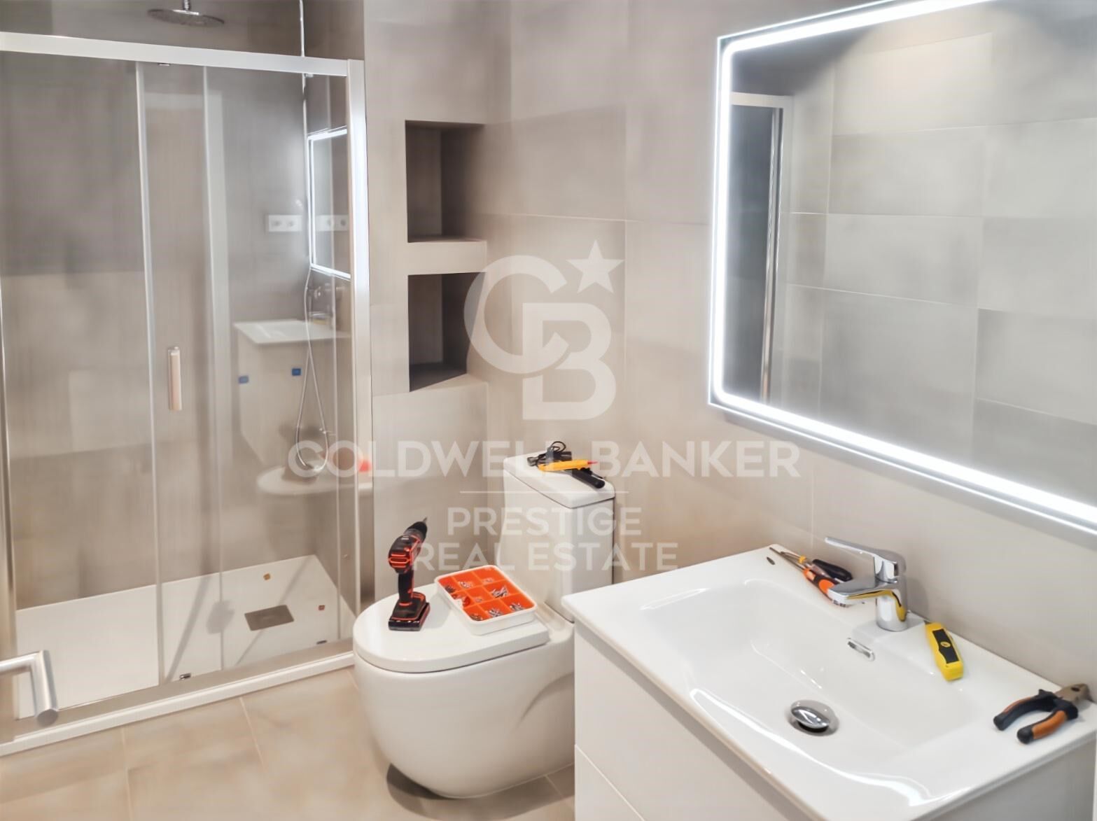 Investment Opportunity: 5 registered units with renovation project in historic building on Las Ramblas, Barcelona