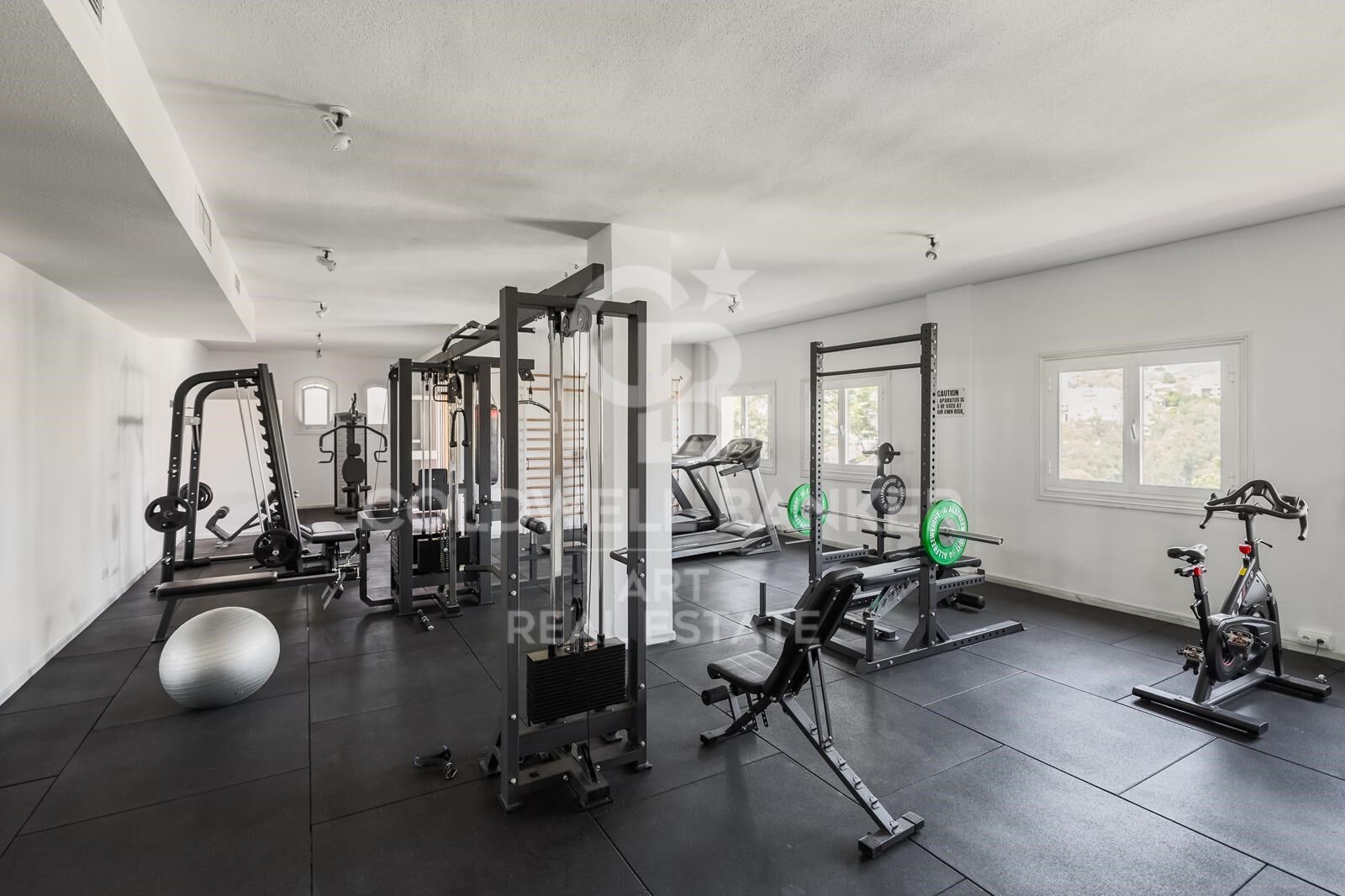 Elegante apartamento de 4 dormitorios con vistas panorámicas en Les Belvederes, Nueva Andalucía