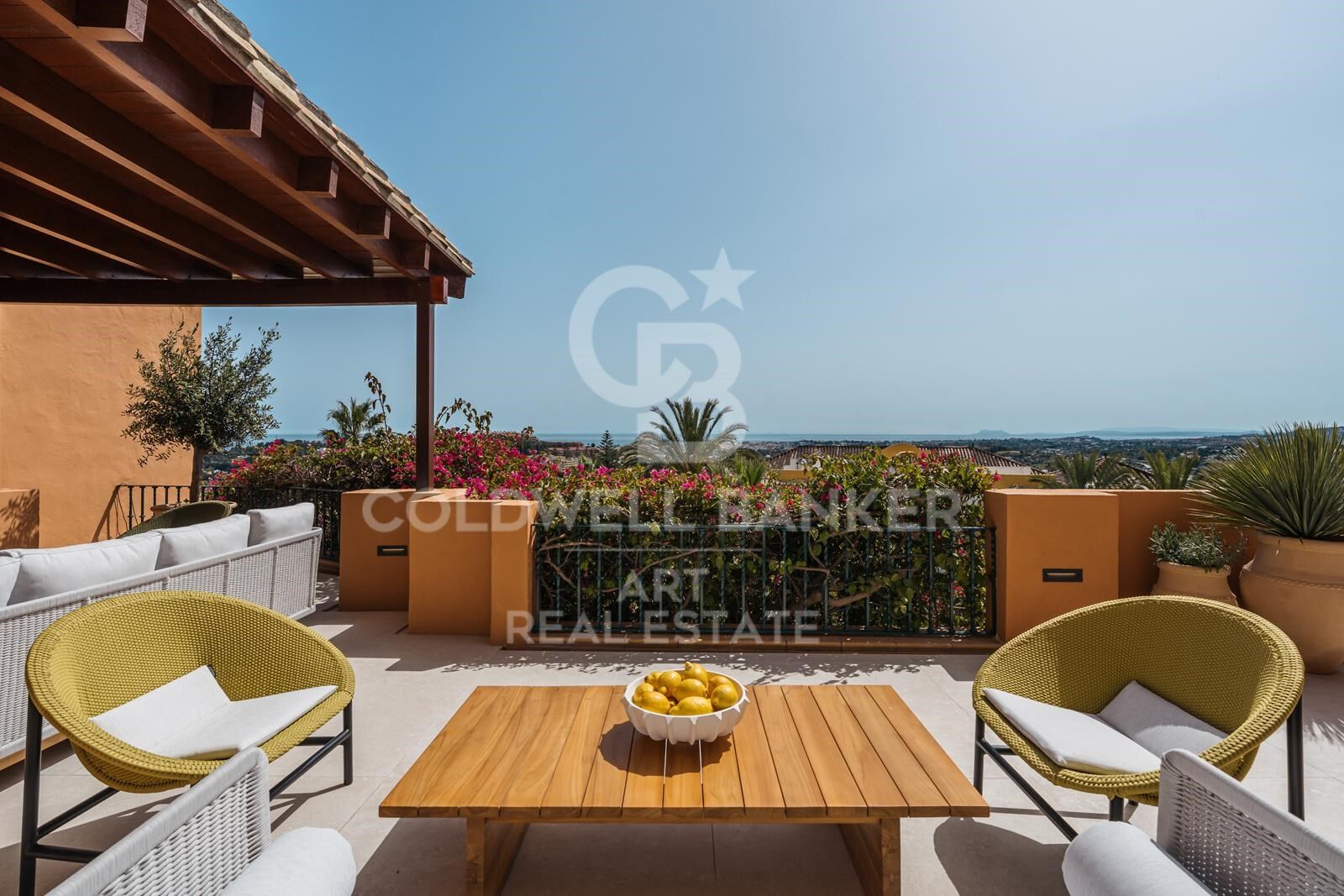 Stylish 4 bedroom flat with panoramic views in Les Belvederes, Nueva Andalucía