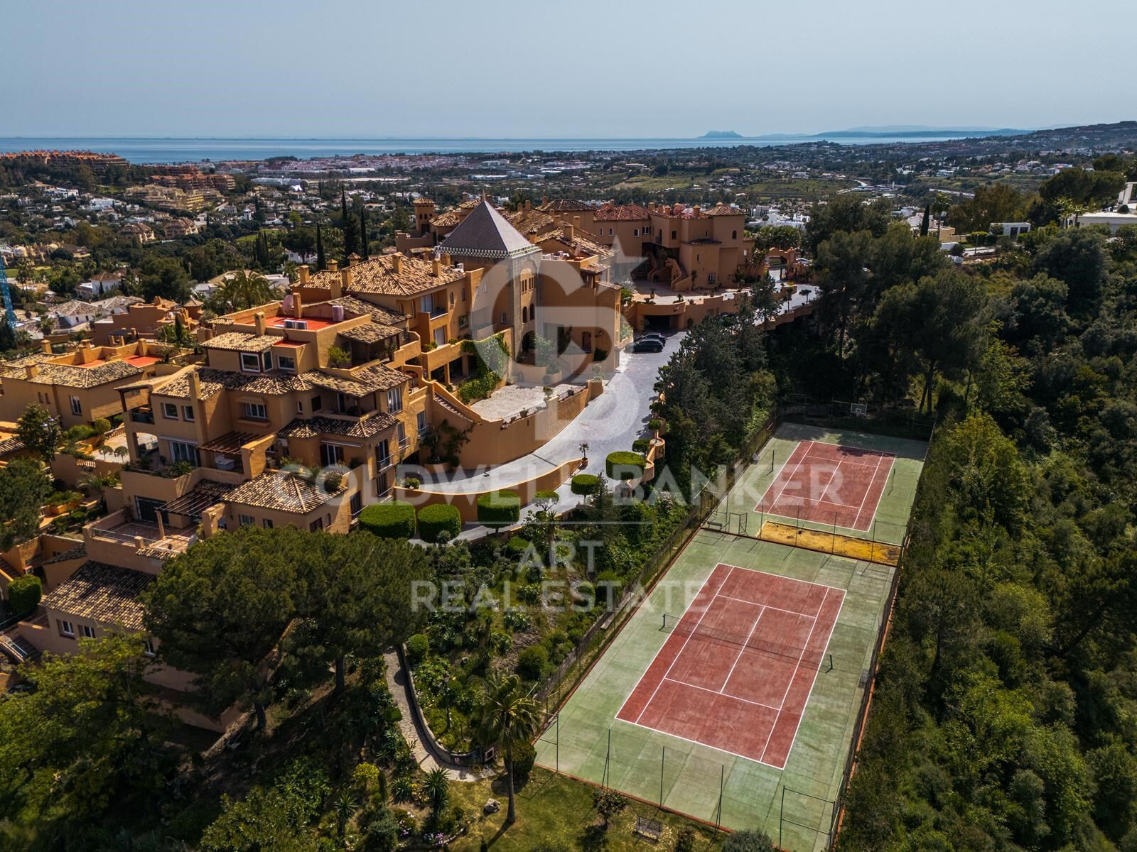 Stylish 4 bedroom flat with panoramic views in Les Belvederes, Nueva Andalucía