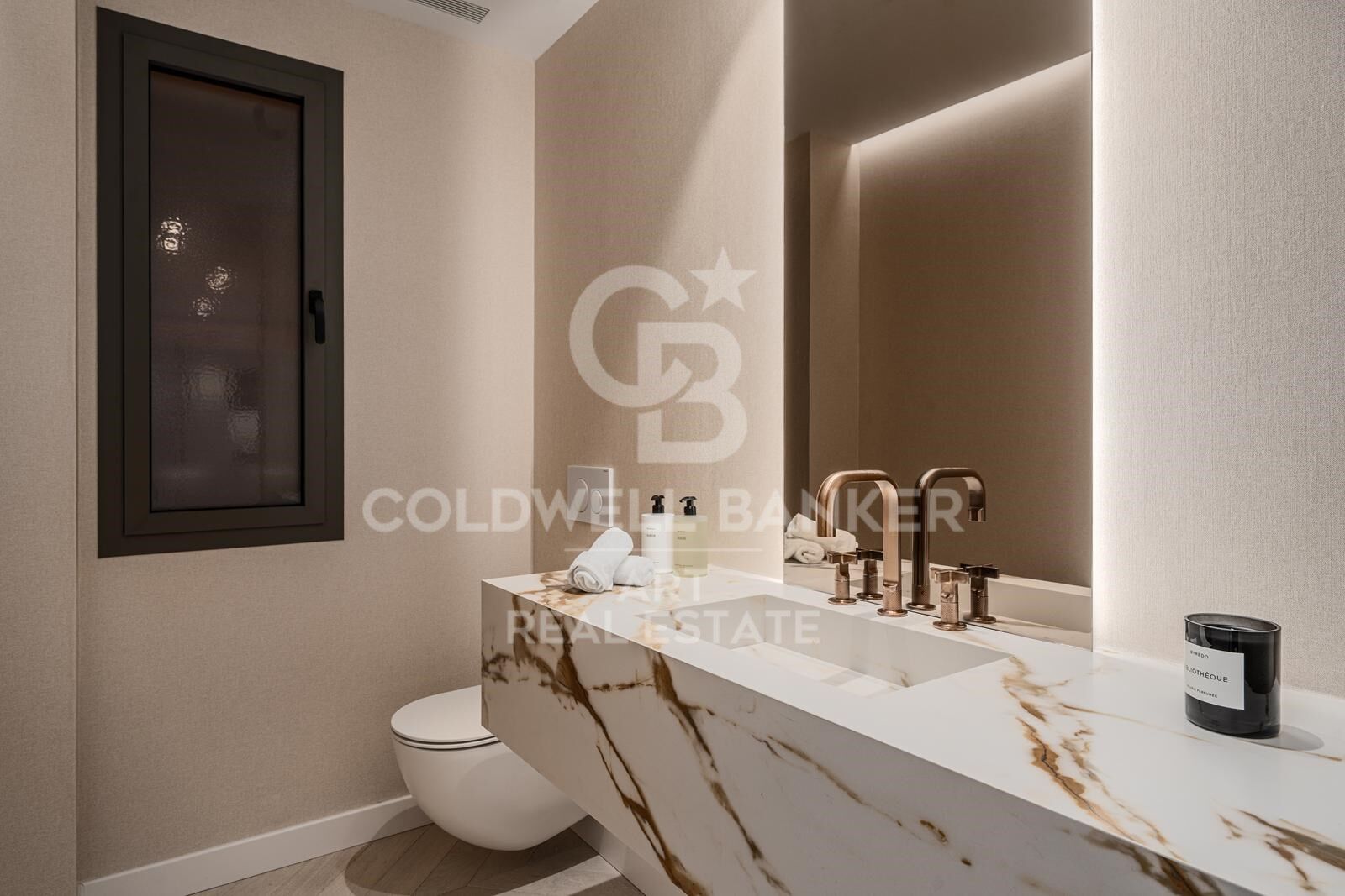 Stylish 4 bedroom flat with panoramic views in Les Belvederes, Nueva Andalucía