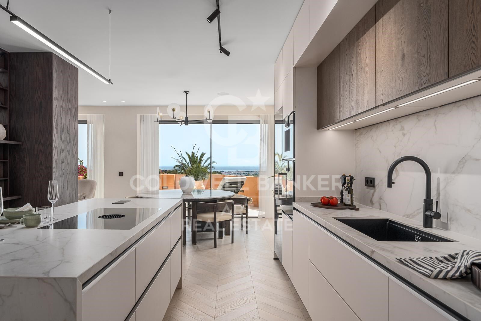 Stylish 4 bedroom flat with panoramic views in Les Belvederes, Nueva Andalucía