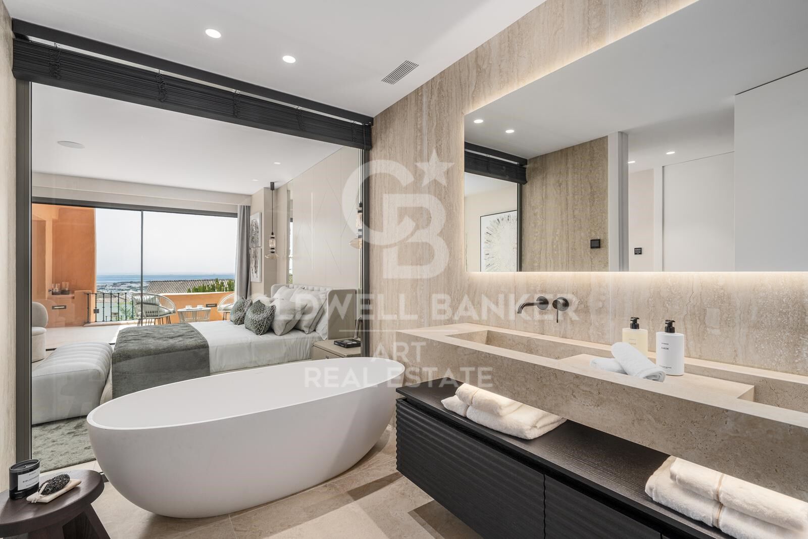 Stylish 4 bedroom flat with panoramic views in Les Belvederes, Nueva Andalucía