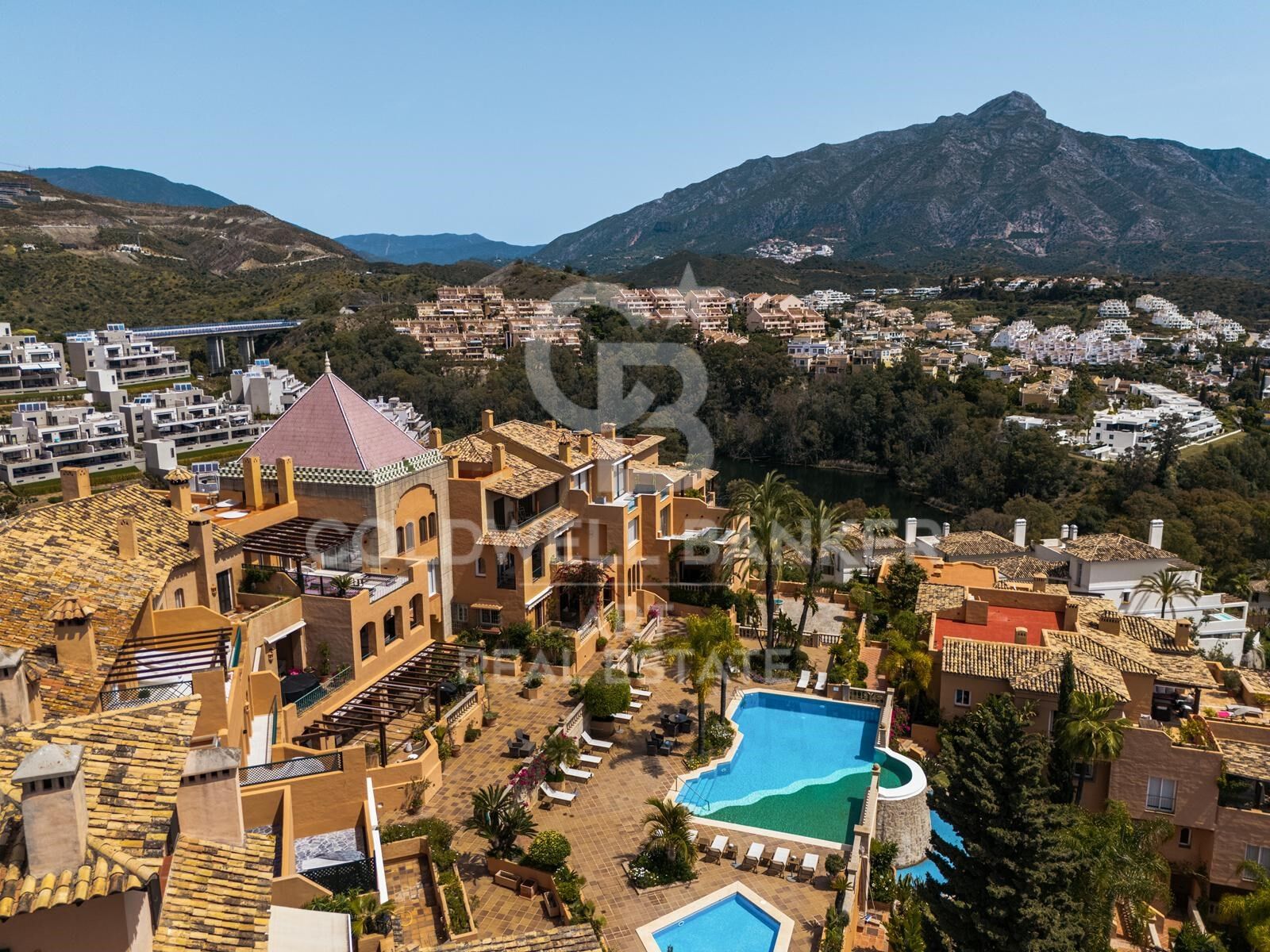 Stylish 4 bedroom flat with panoramic views in Les Belvederes, Nueva Andalucía
