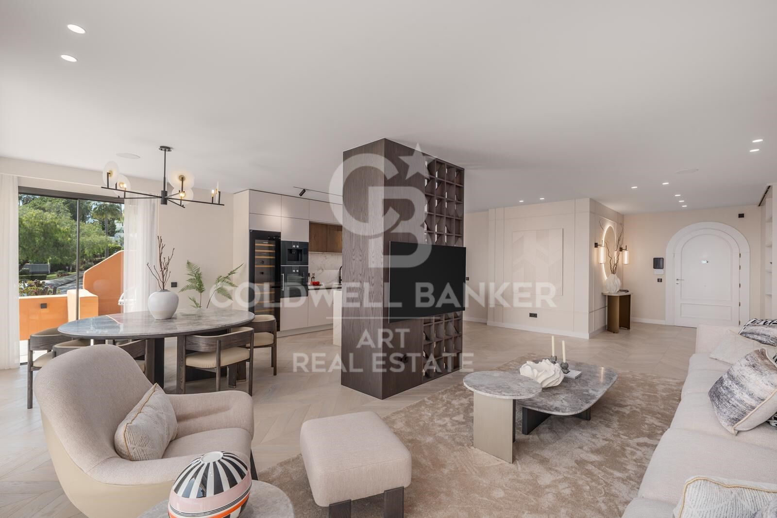 Stylish 4 bedroom flat with panoramic views in Les Belvederes, Nueva Andalucía