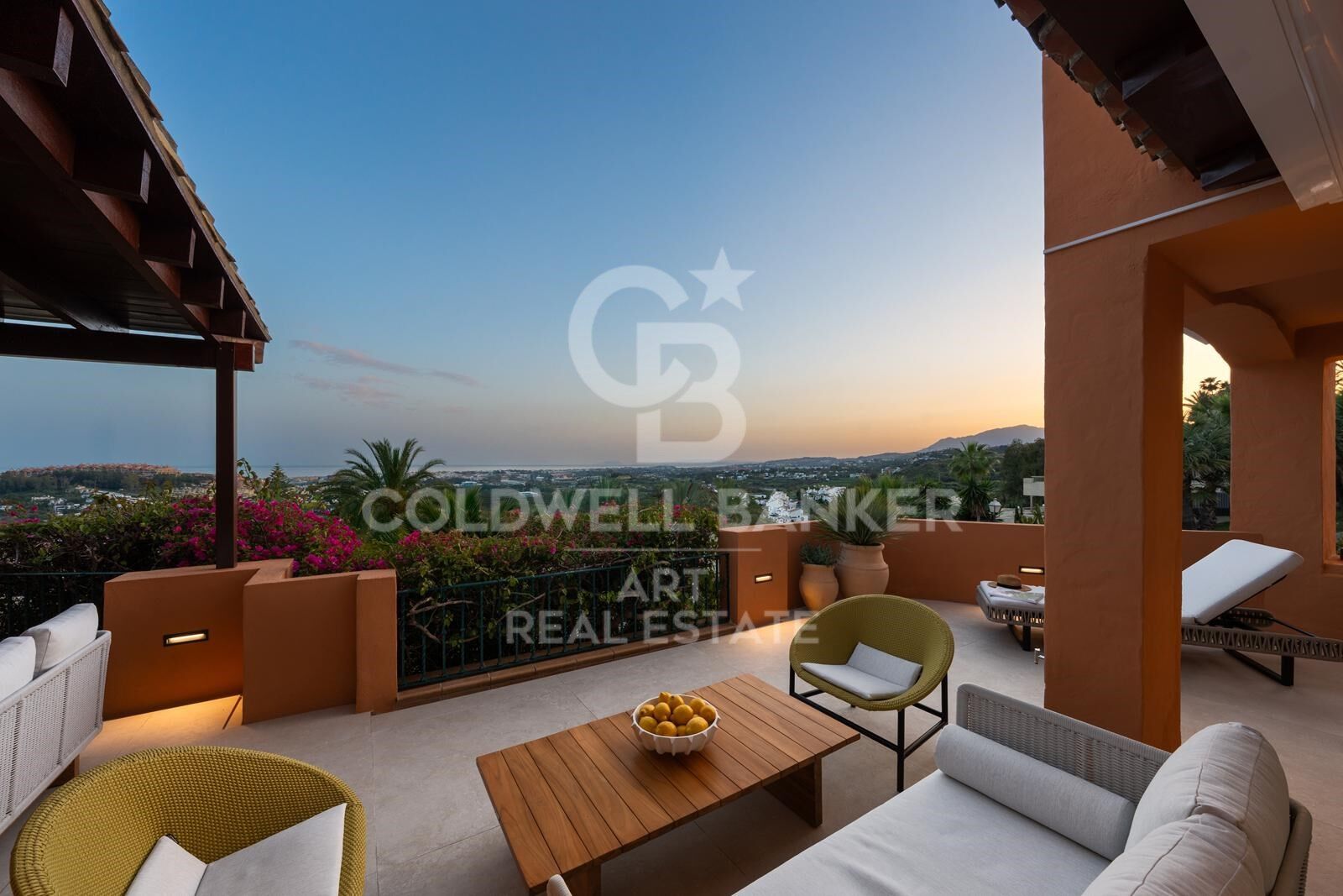 Elegante apartamento de 4 dormitorios con vistas panorámicas en Les Belvederes, Nueva Andalucía