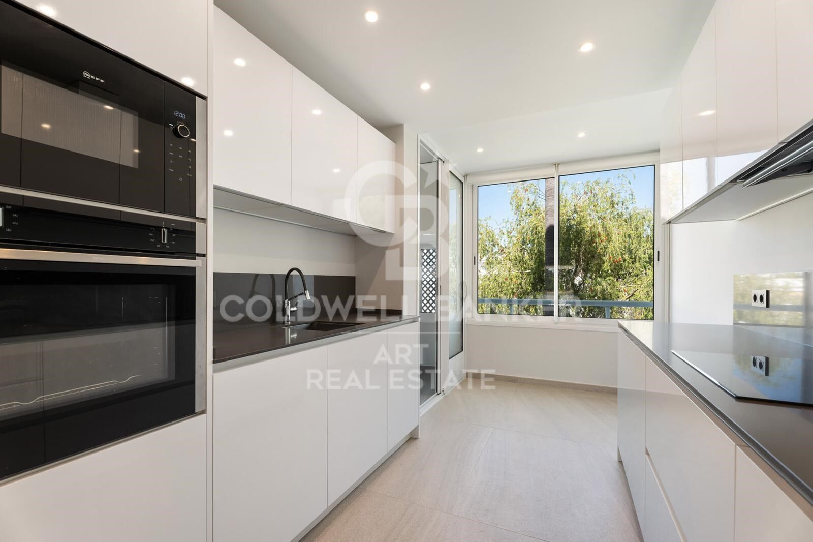 Precioso apartamento de 2 dormitorios en urbanización cerrada - Nueva Andalucía, Marbella