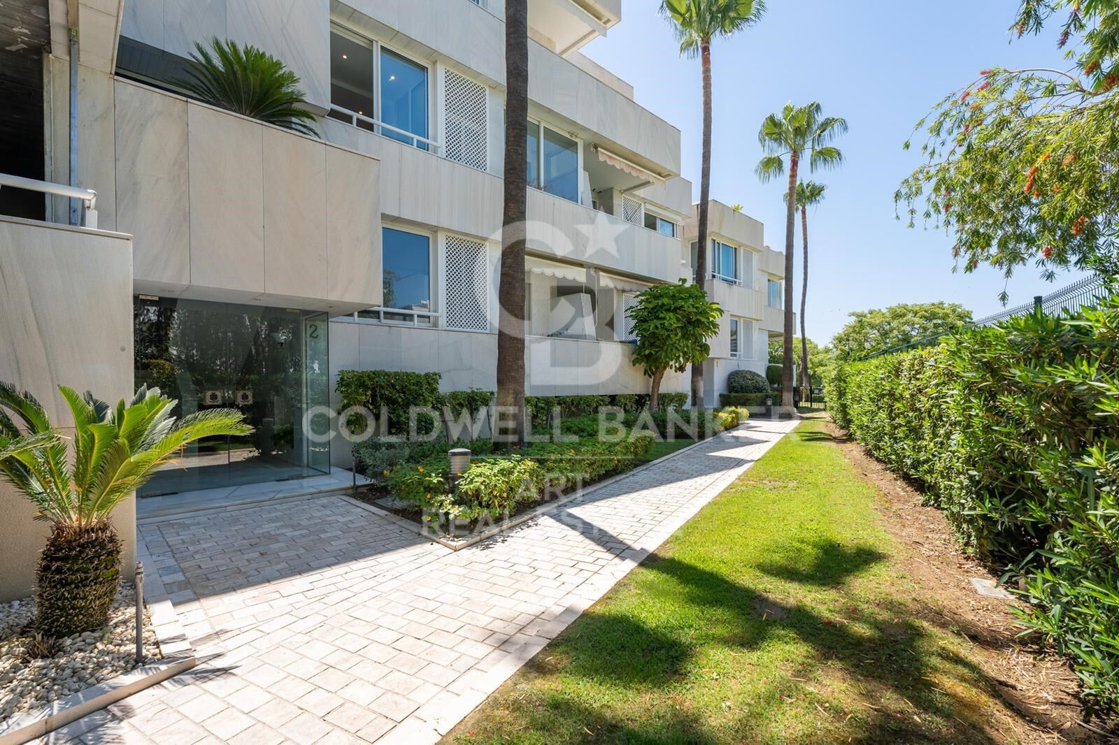 Precioso apartamento de 2 dormitorios en urbanización cerrada - Nueva Andalucía, Marbella