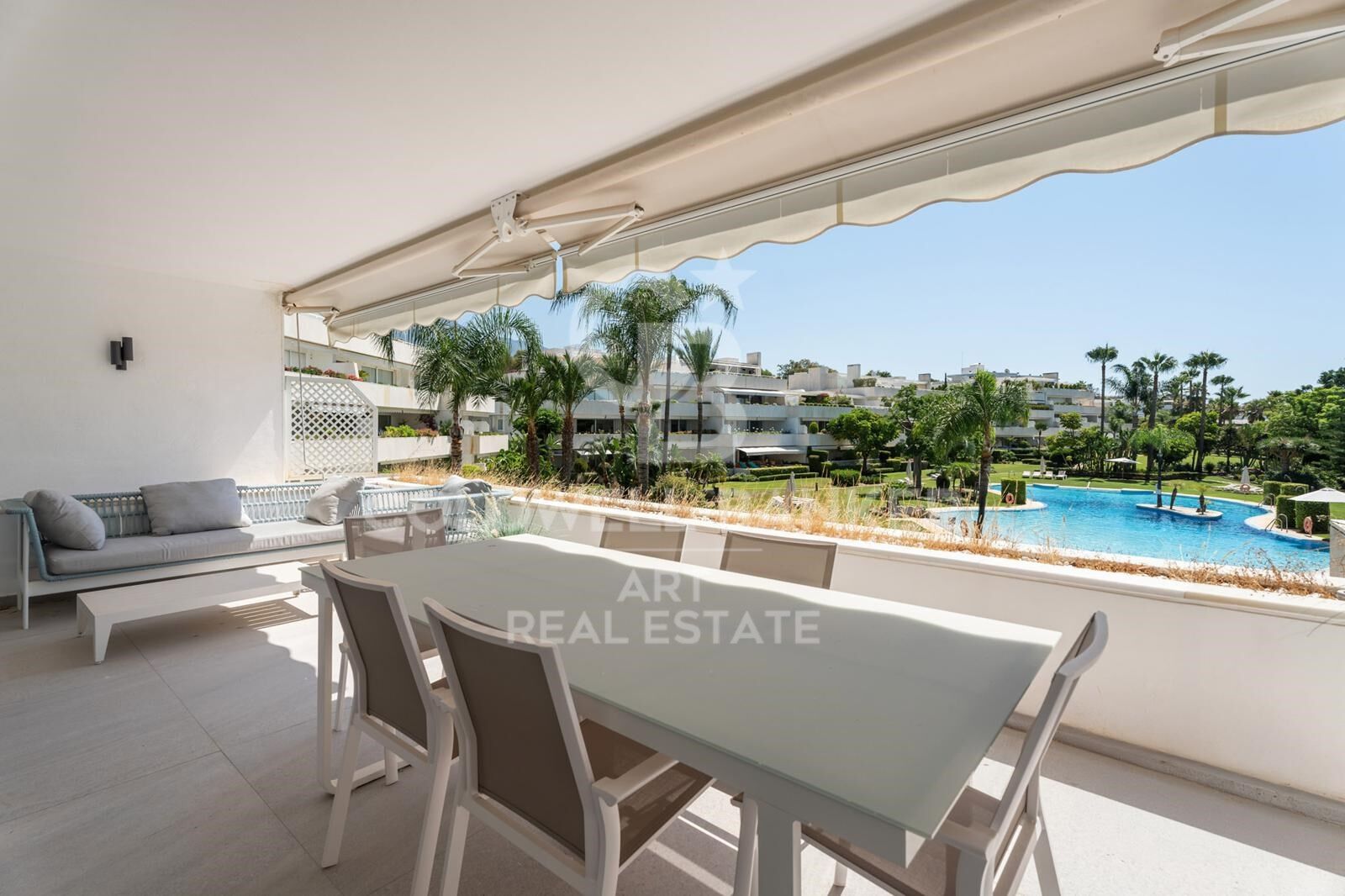 Precioso apartamento de 2 dormitorios en urbanización cerrada - Nueva Andalucía, Marbella