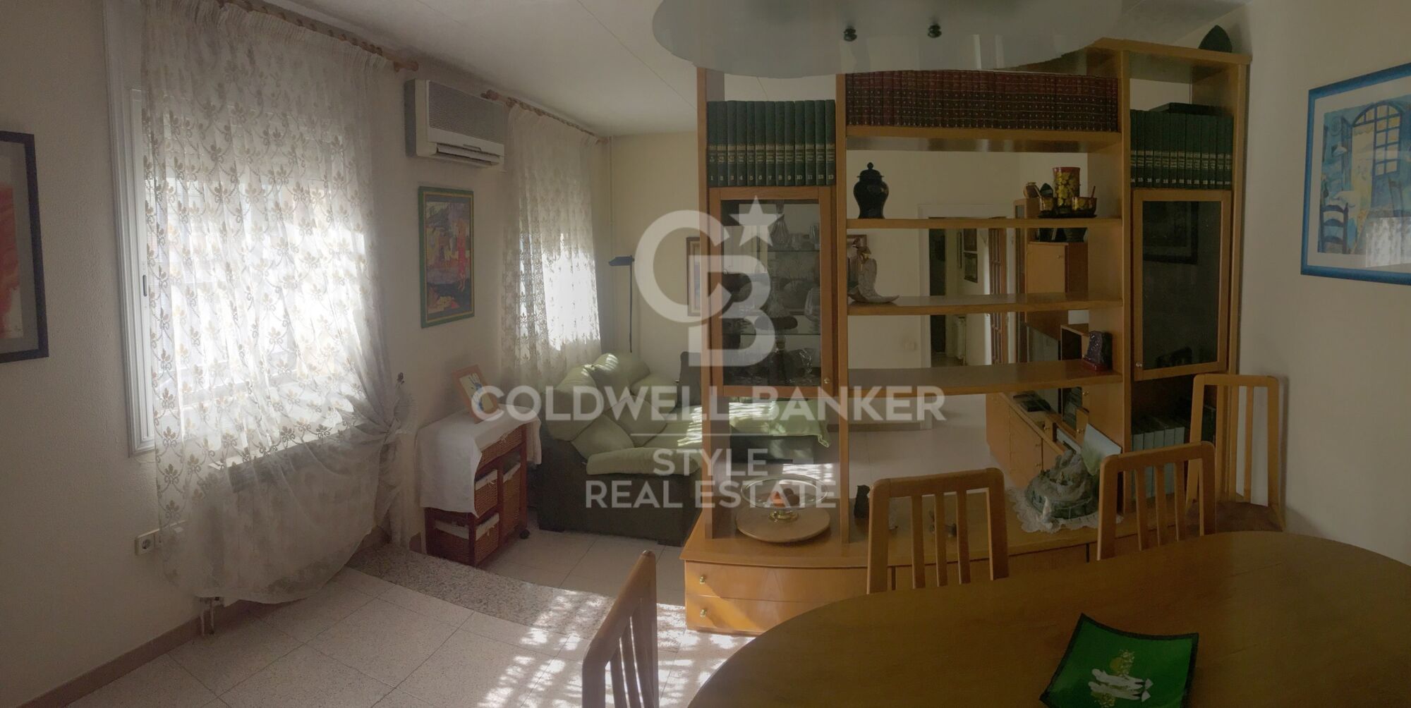 Spacious corner house in Ca N'Aurell, next to the Parc de Sant Jordi