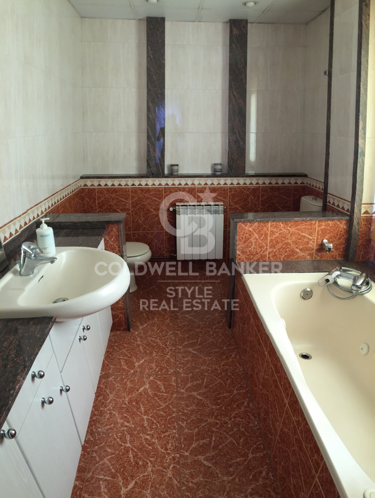 Spacious corner house in Ca N'Aurell, next to the Parc de Sant Jordi