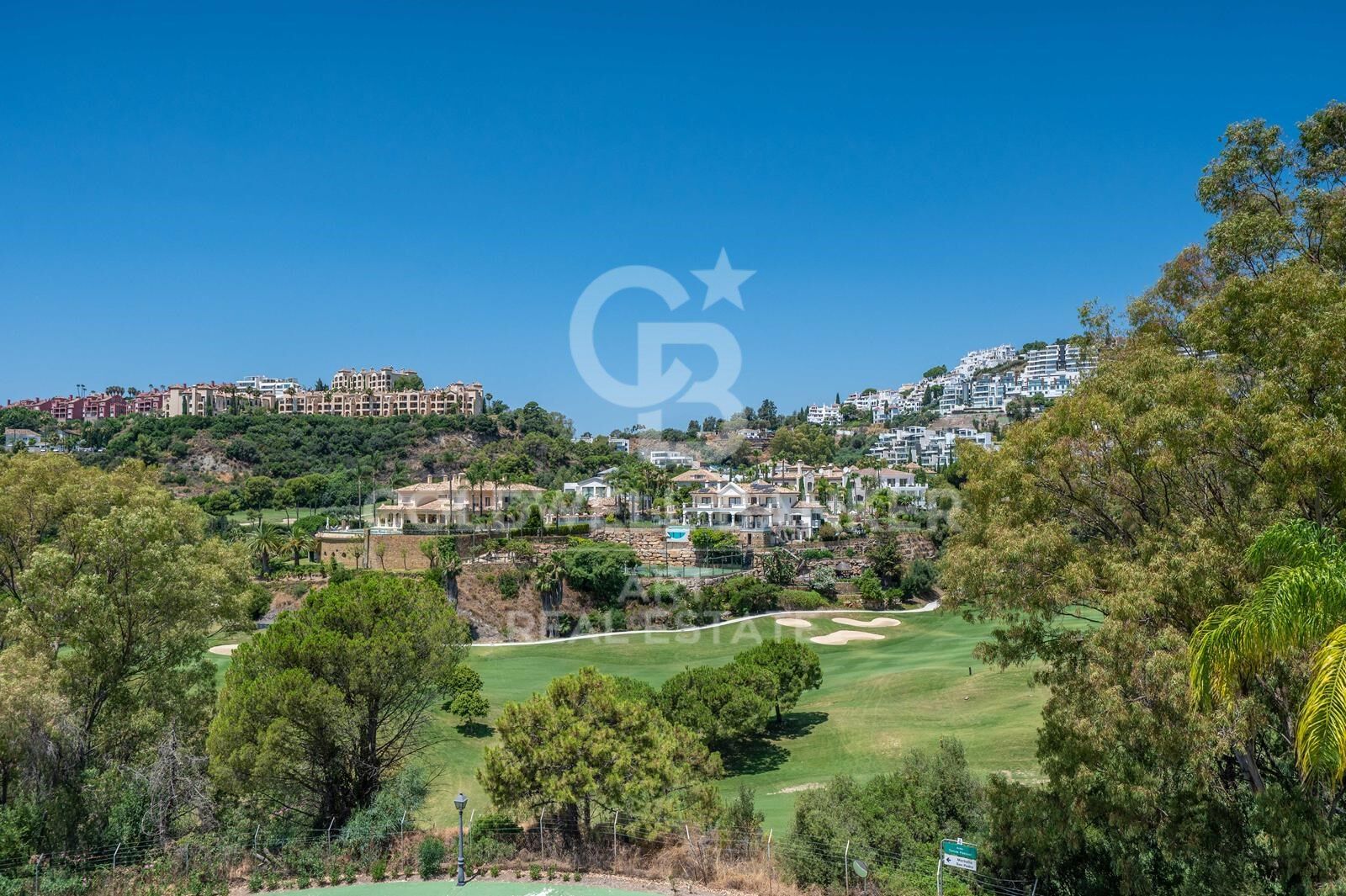 Maison mitoyenne élégante avec détails de luxe et vues panoramiques à La Quinta, Benahavís