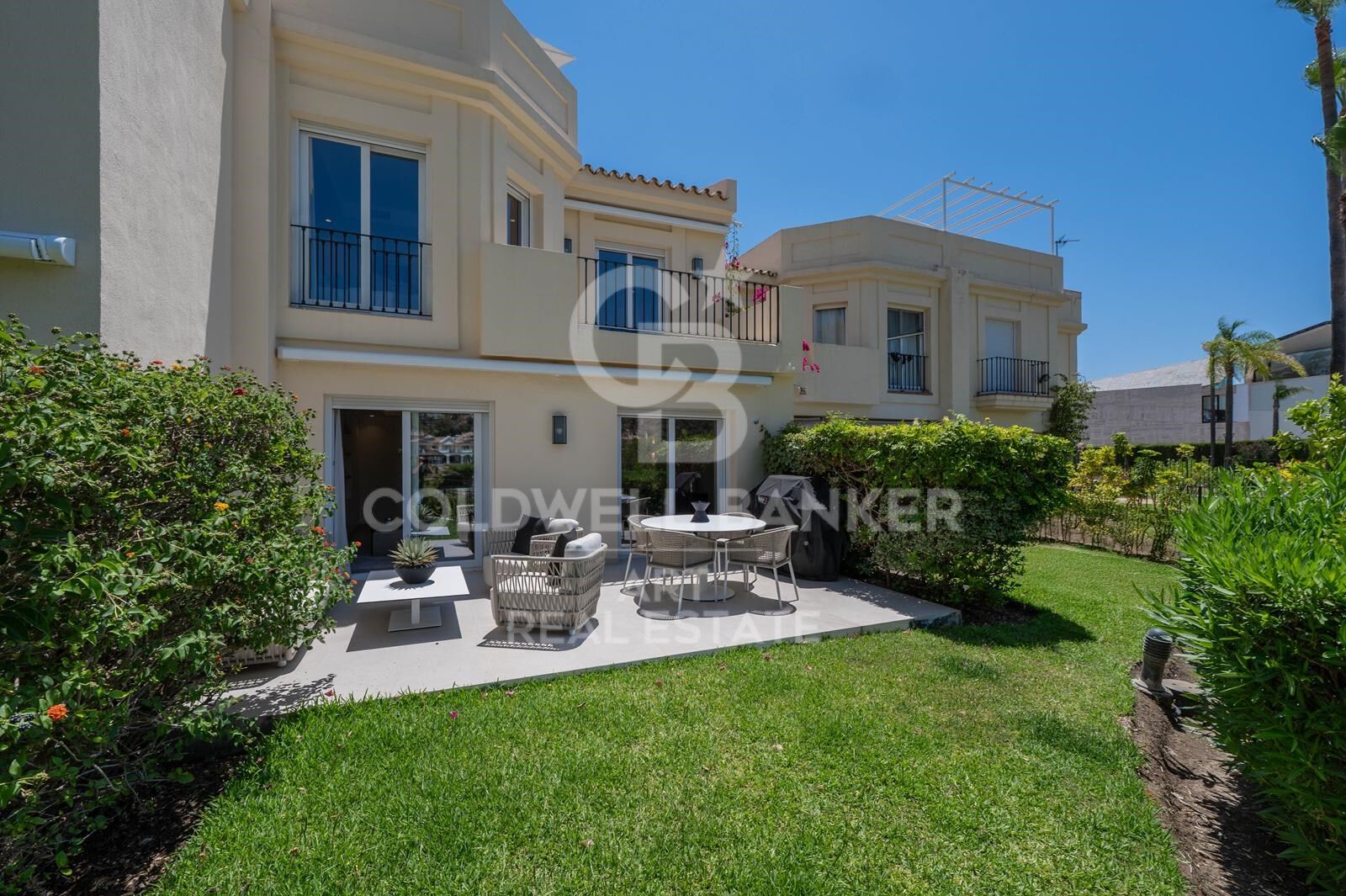 Stilvolles Reihenhaus mit Luxusdetails und Panoramablick in La Quinta, Benahavís
