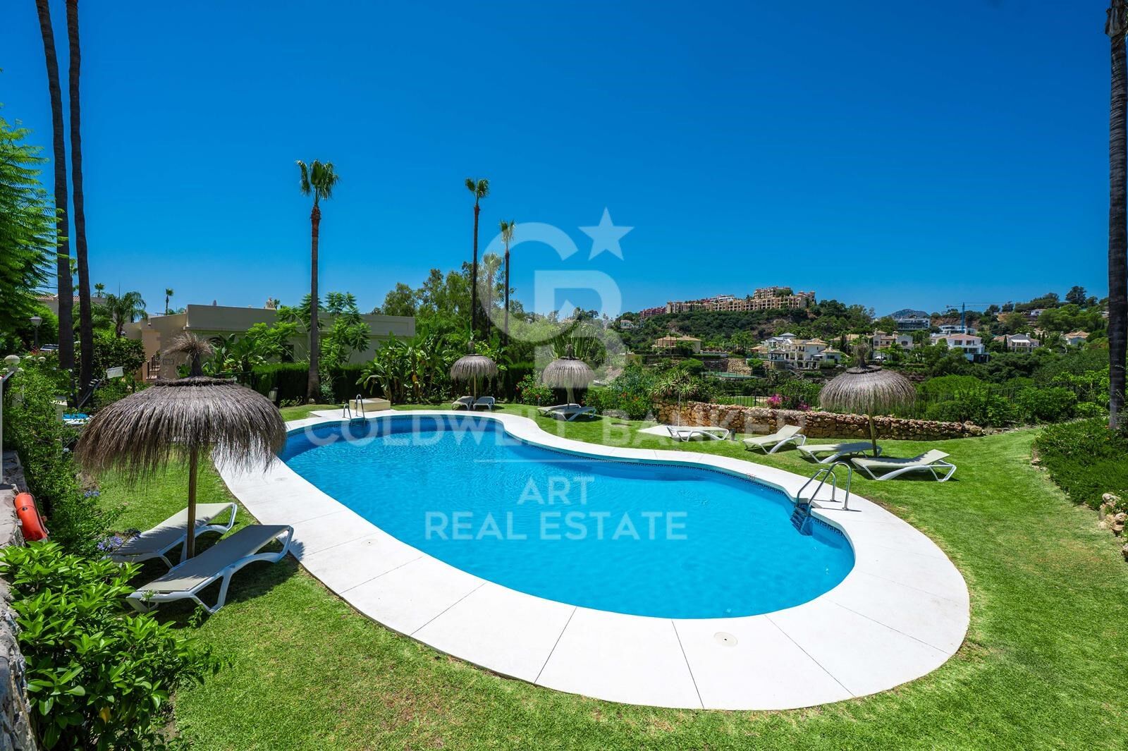 Stilvolles Reihenhaus mit Luxusdetails und Panoramablick in La Quinta, Benahavís