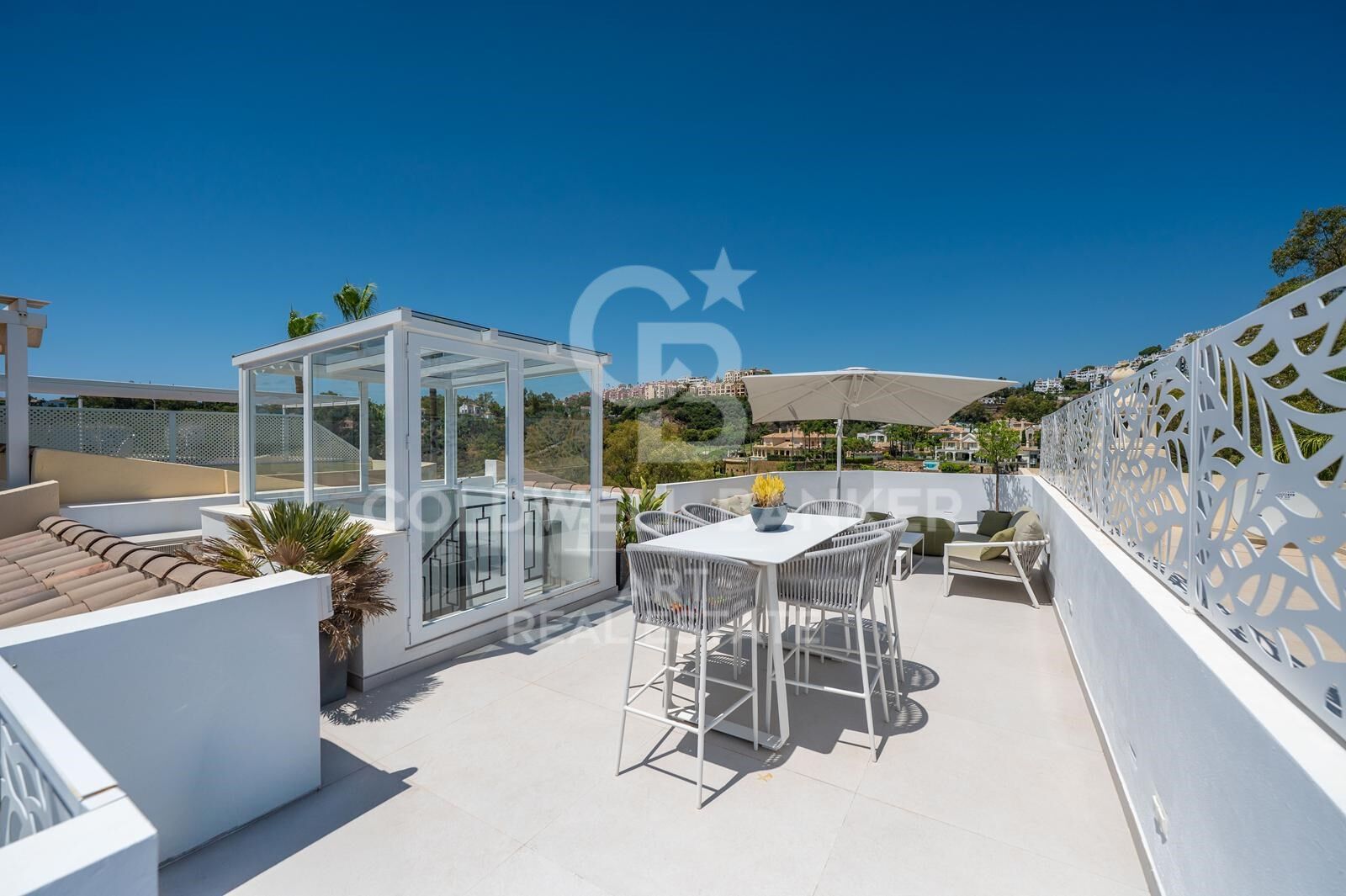 Stilvolles Reihenhaus mit Luxusdetails und Panoramablick in La Quinta, Benahavís