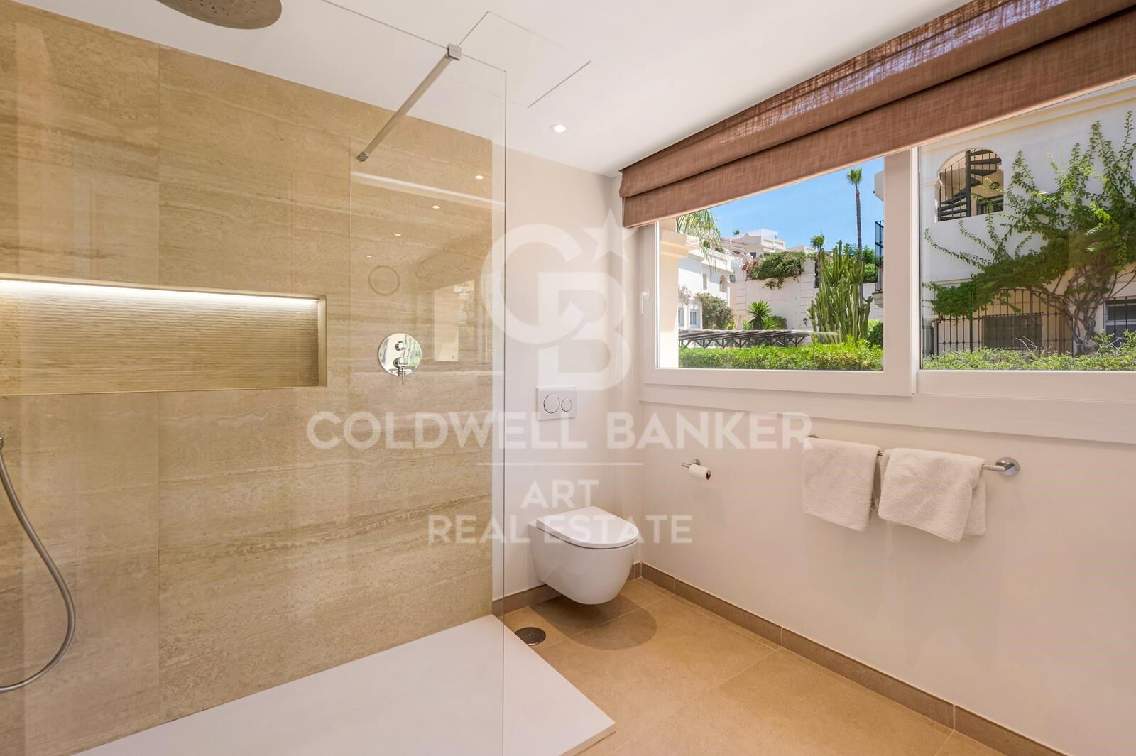 Maison mitoyenne élégante avec détails de luxe et vues panoramiques à La Quinta, Benahavís