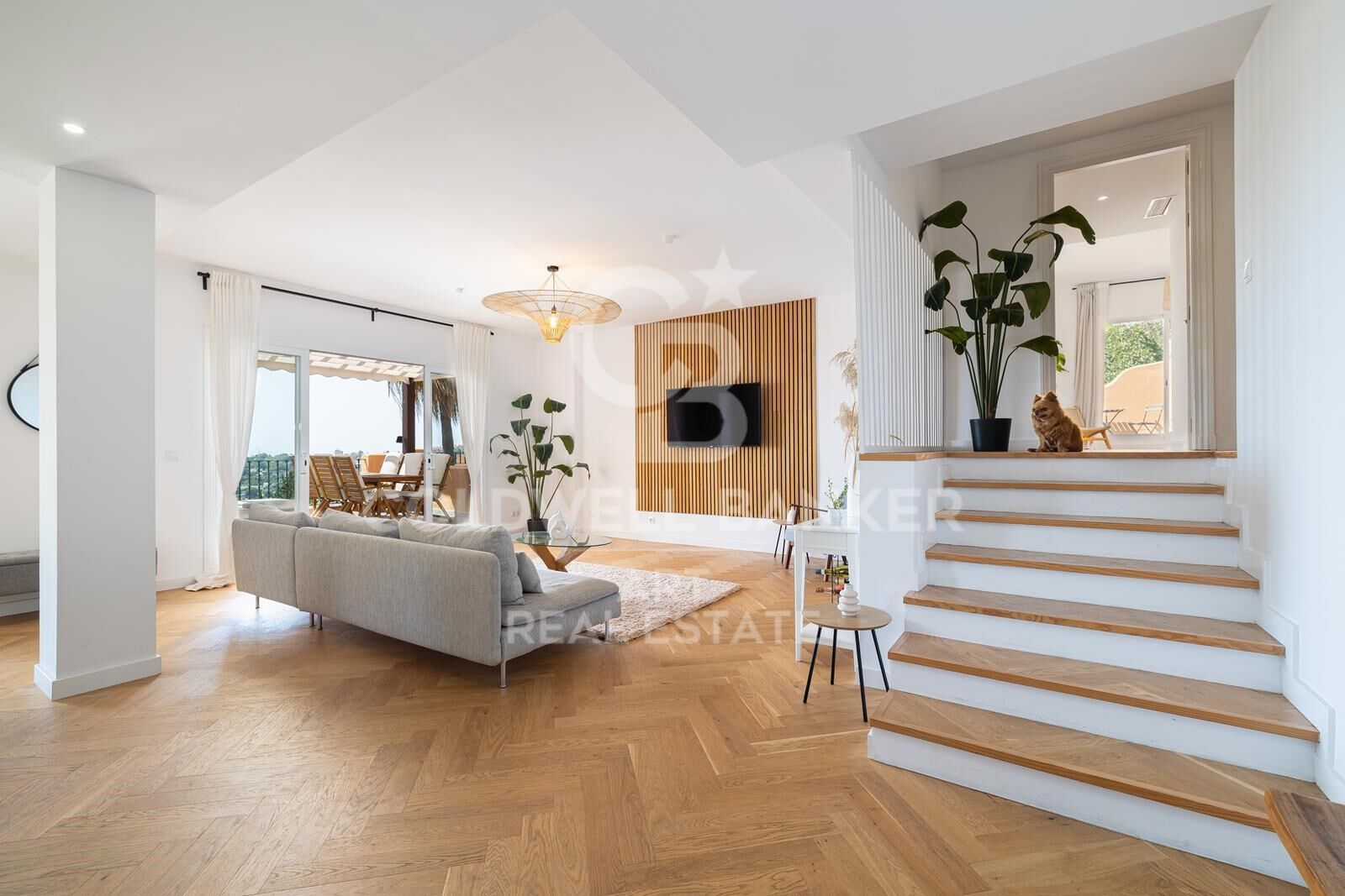 Elegante ático con vistas panorámicas al mar en Nueva Andalucía, Marbella