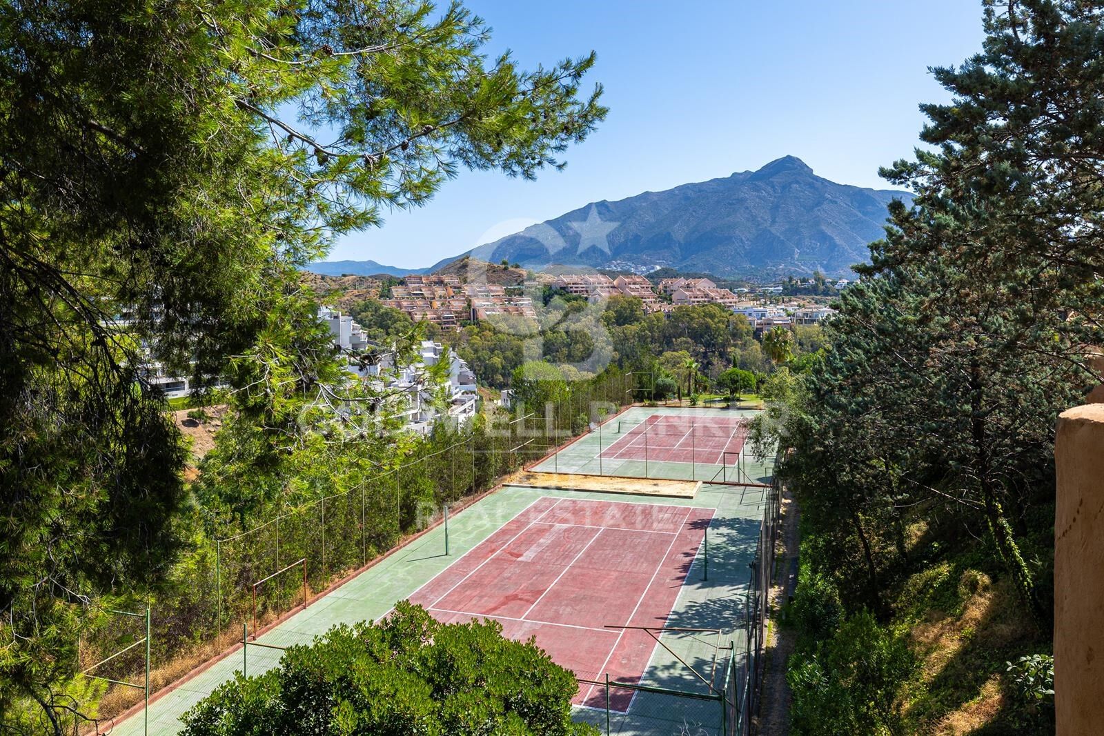 Elegante ático con vistas panorámicas al mar en Nueva Andalucía, Marbella