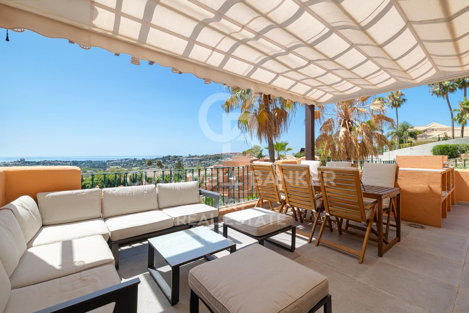 Elegante ático con vistas panorámicas al mar en Nueva Andalucía, Marbella