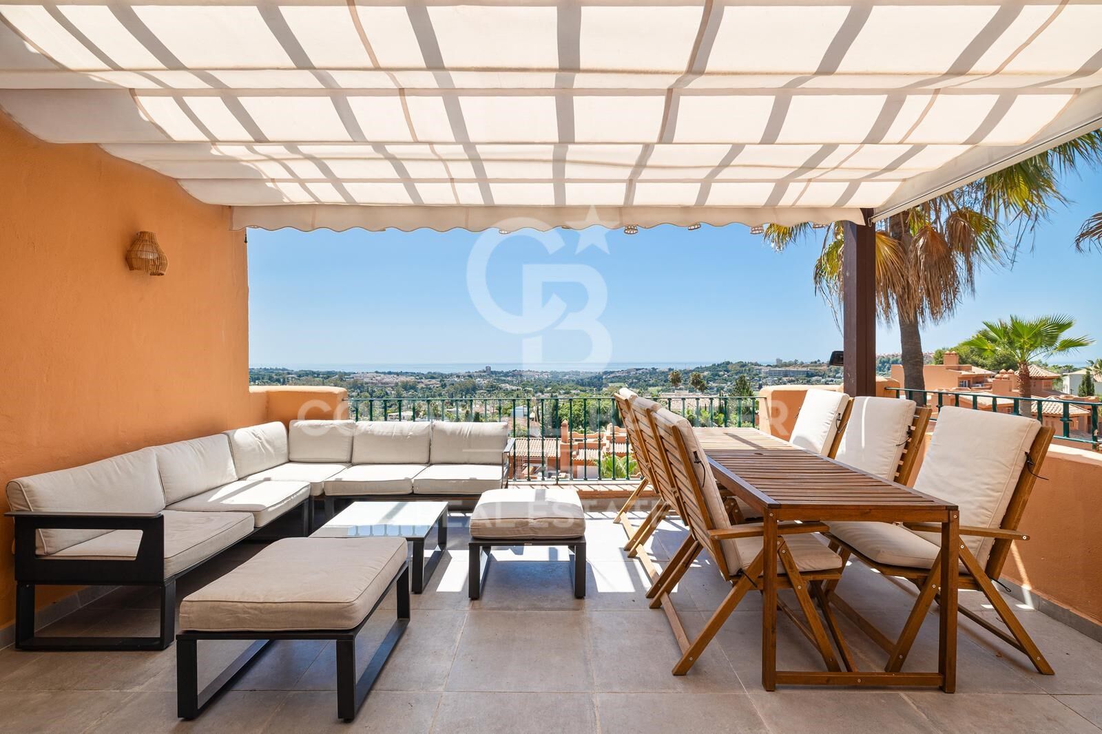 Elegante ático con vistas panorámicas al mar en Nueva Andalucía, Marbella