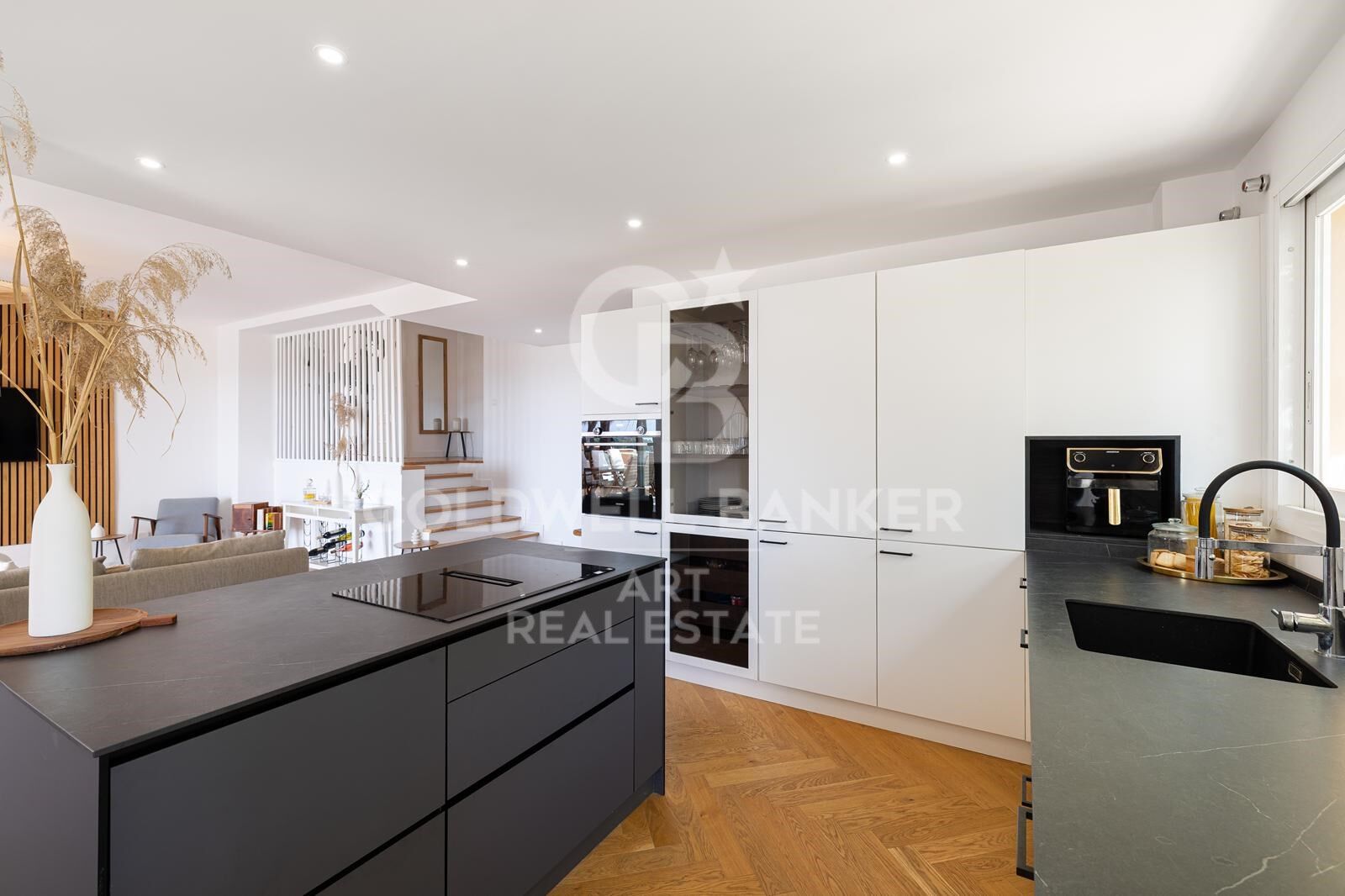 Elegante ático con vistas panorámicas al mar en Nueva Andalucía, Marbella