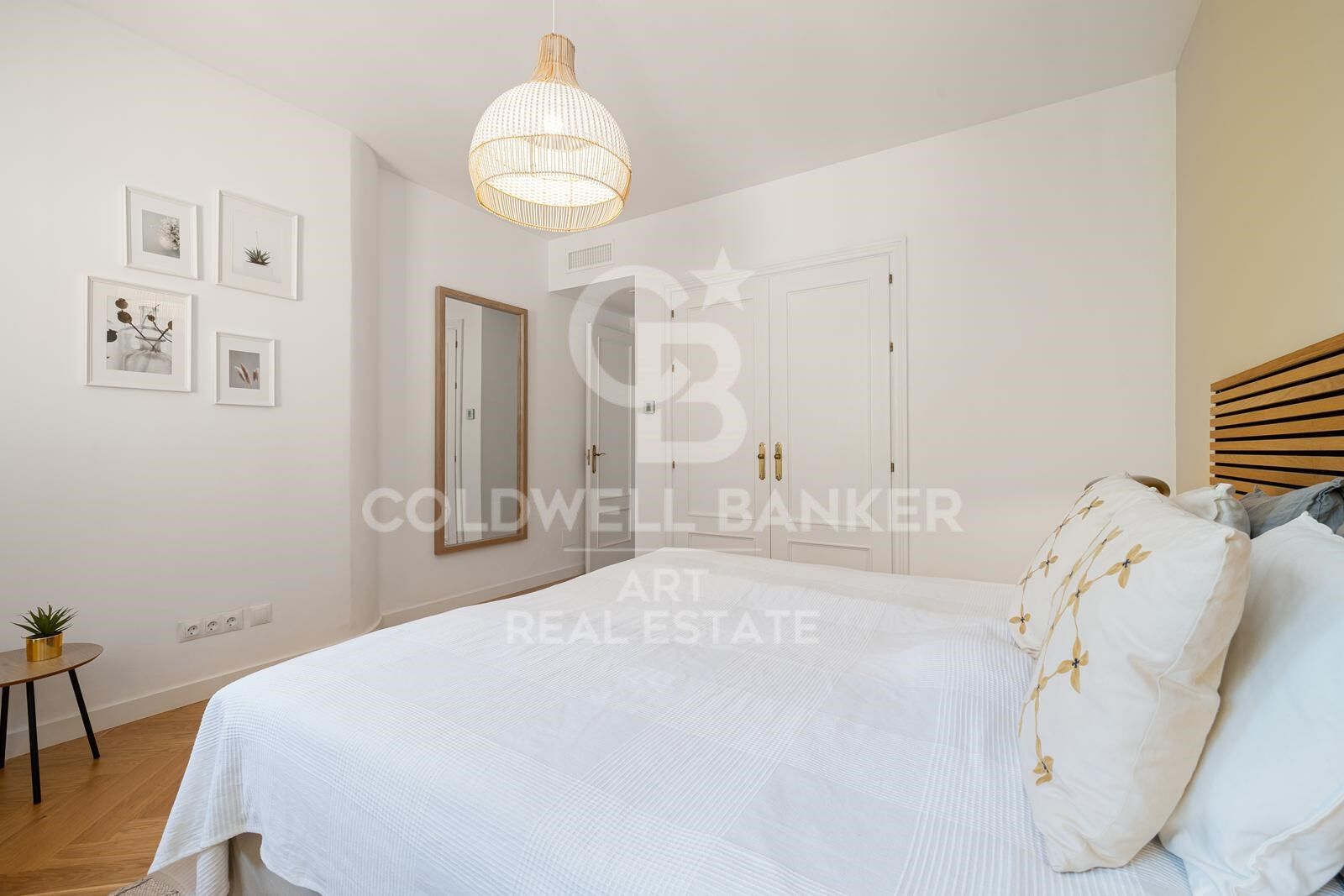 Elegante ático con vistas panorámicas al mar en Nueva Andalucía, Marbella