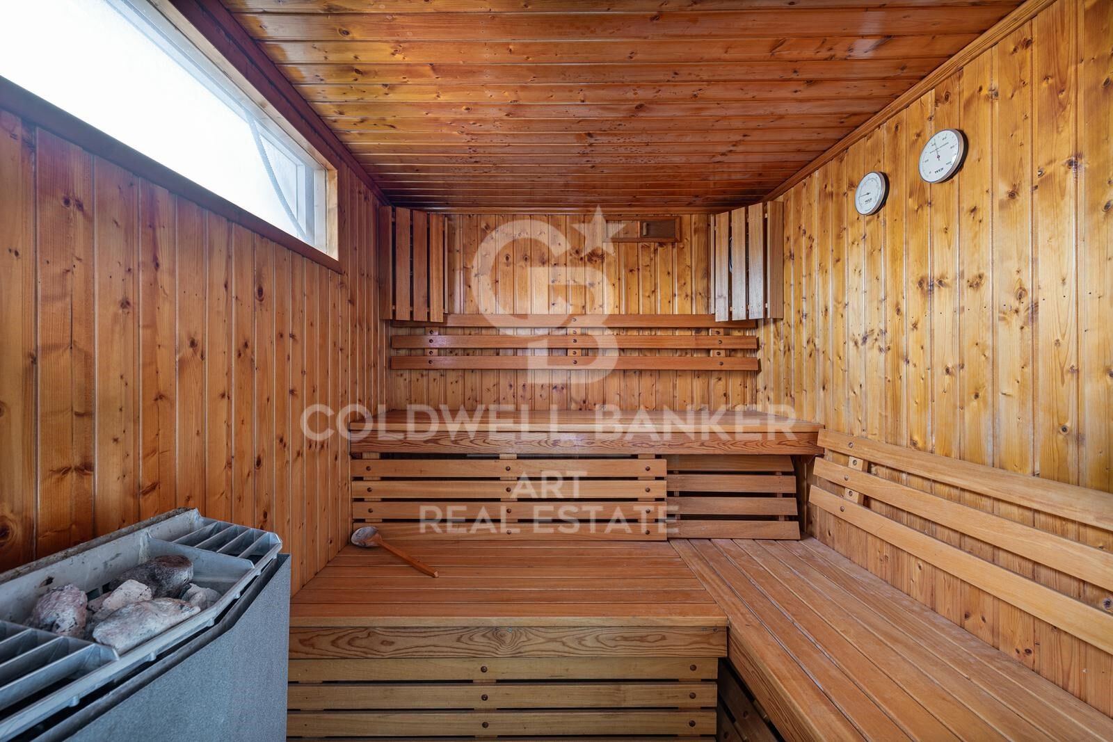 Elegante ático con vistas panorámicas al mar en Nueva Andalucía, Marbella