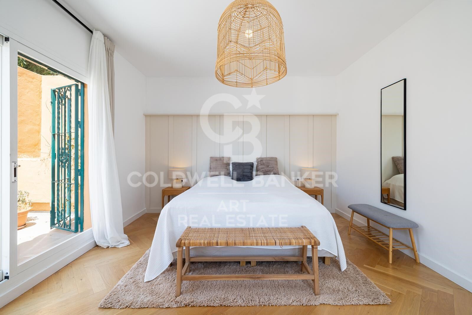 Elegante ático con vistas panorámicas al mar en Nueva Andalucía, Marbella