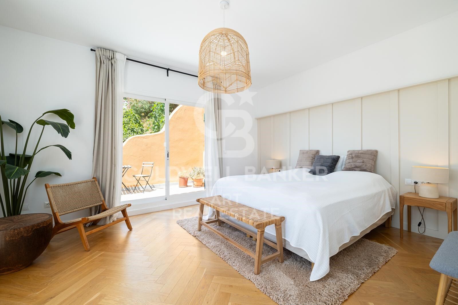Elegante ático con vistas panorámicas al mar en Nueva Andalucía, Marbella