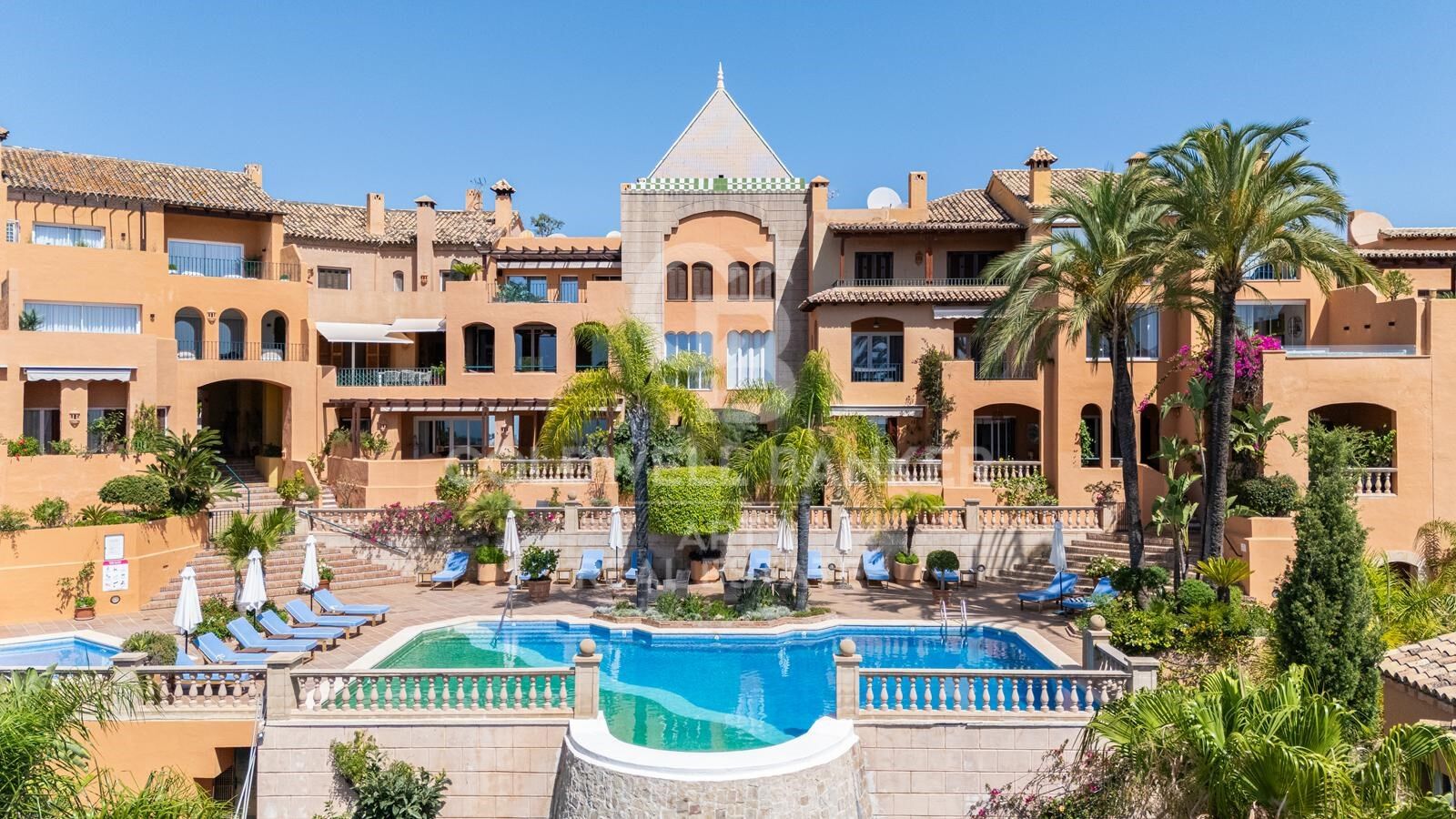 Elegante ático con vistas panorámicas al mar en Nueva Andalucía, Marbella