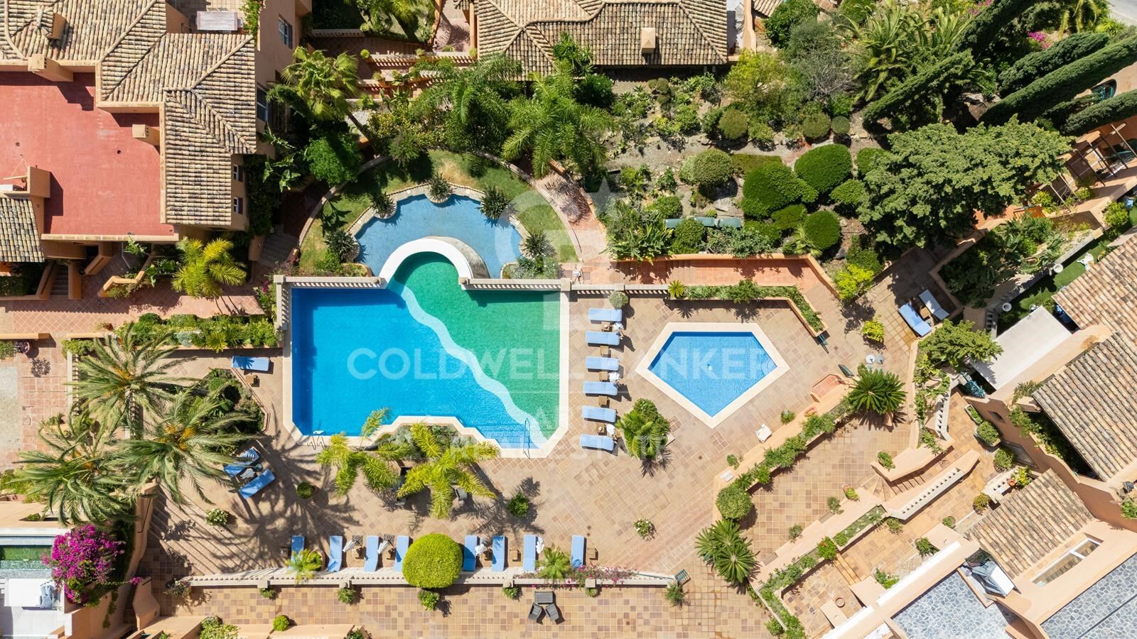 Elegante ático con vistas panorámicas al mar en Nueva Andalucía, Marbella
