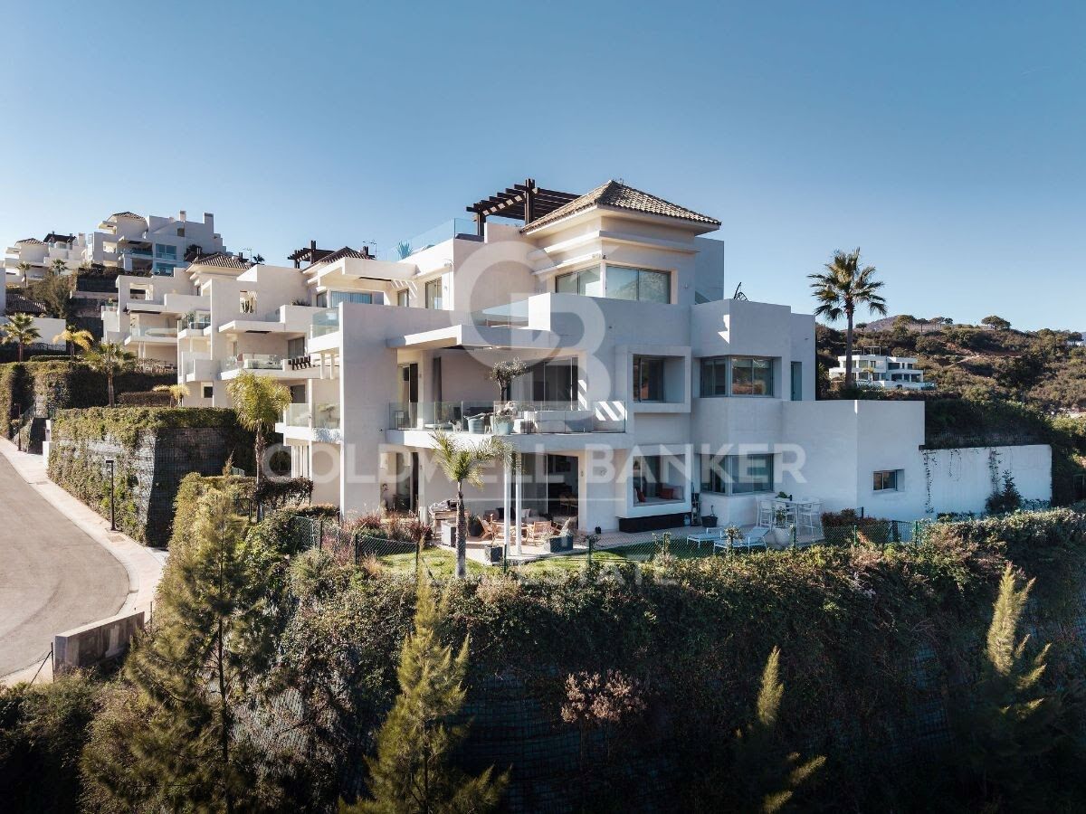 Exceptional corner garden duplex in Marbella Club Hills, Benahavís, Costa del Sol