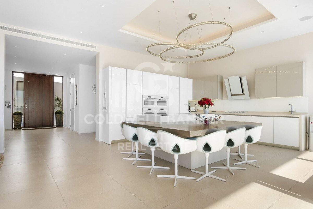 Elegante Villa am Hang mit Panoramablick auf das Meer in El Herrojo, La Quinta