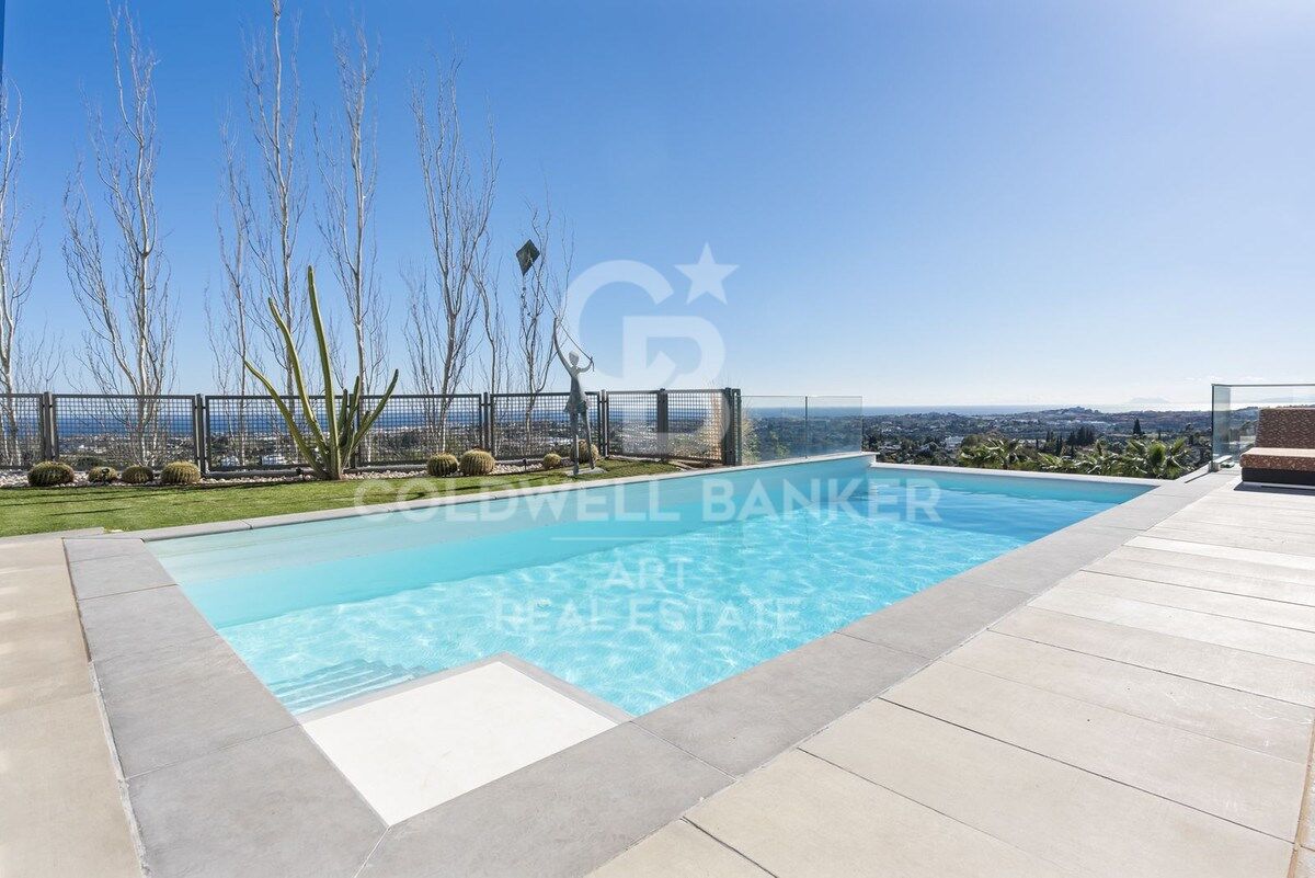 Elegant hillside villa with panoramic sea views in El Herrojo, La Quinta, Benahavís