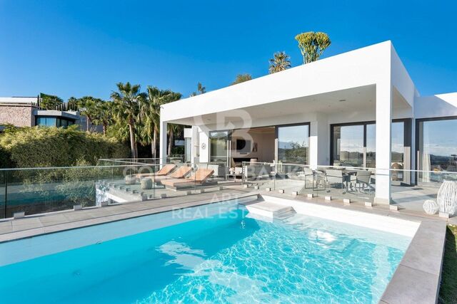 Elegant hillside villa with panoramic sea views in El Herrojo, La Quinta, Benahavís