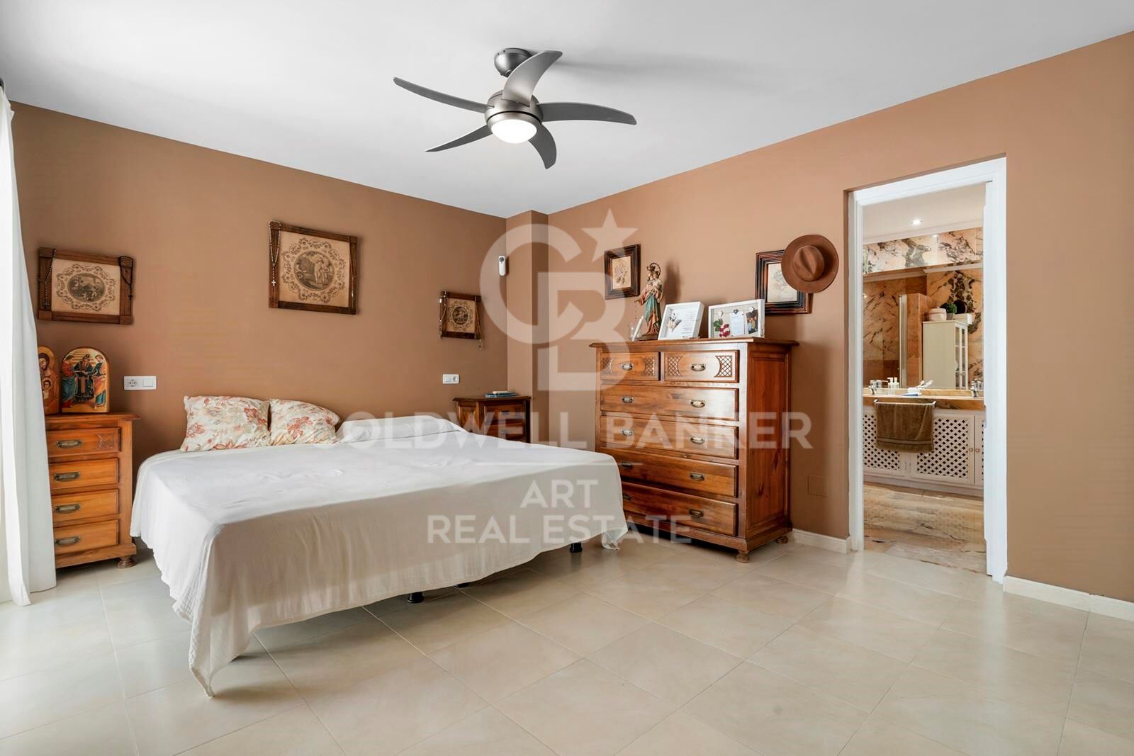 Elegant 3-Bedroom Apartment Just Steps from Puerto Banús