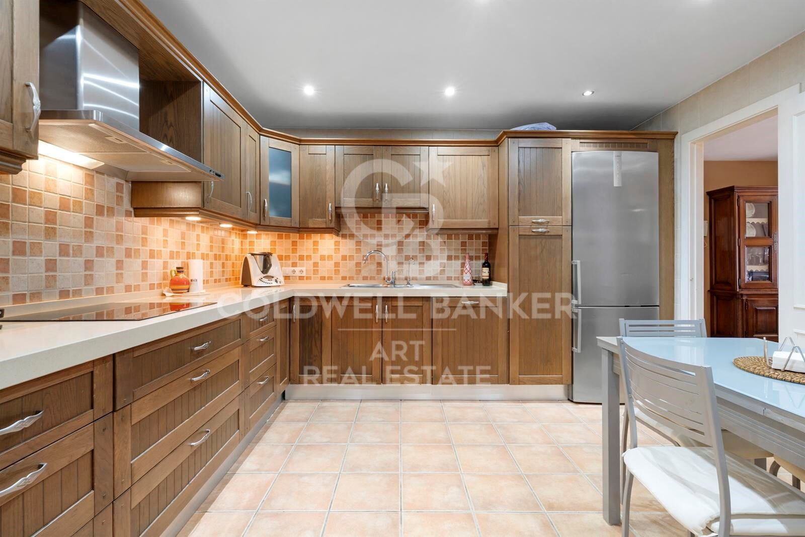 Elegant 3-Bedroom Apartment Just Steps from Puerto Banús