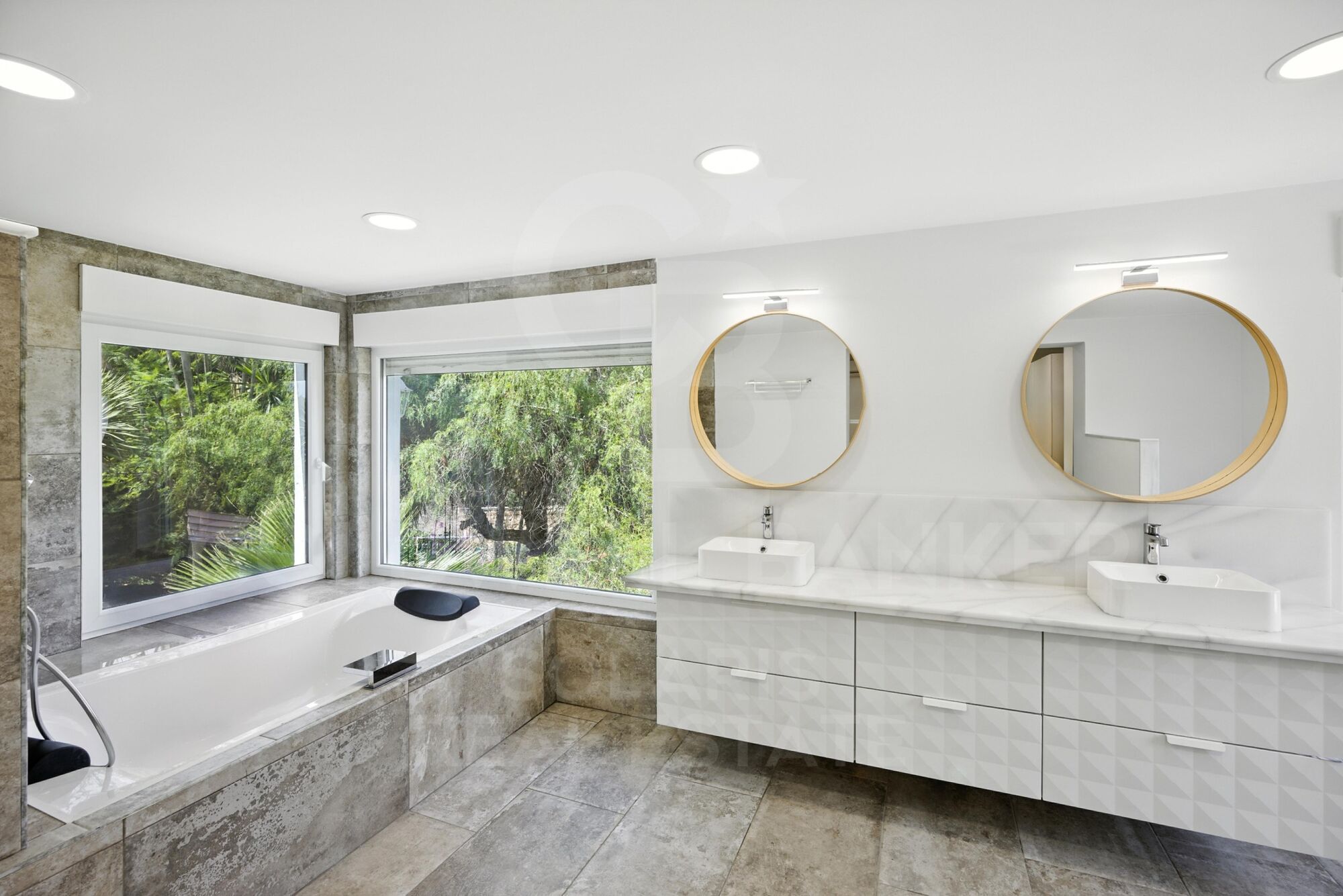 Spacious Renovated Villa with Separate Apartment, Pool, Solar Power & Fruit Garden