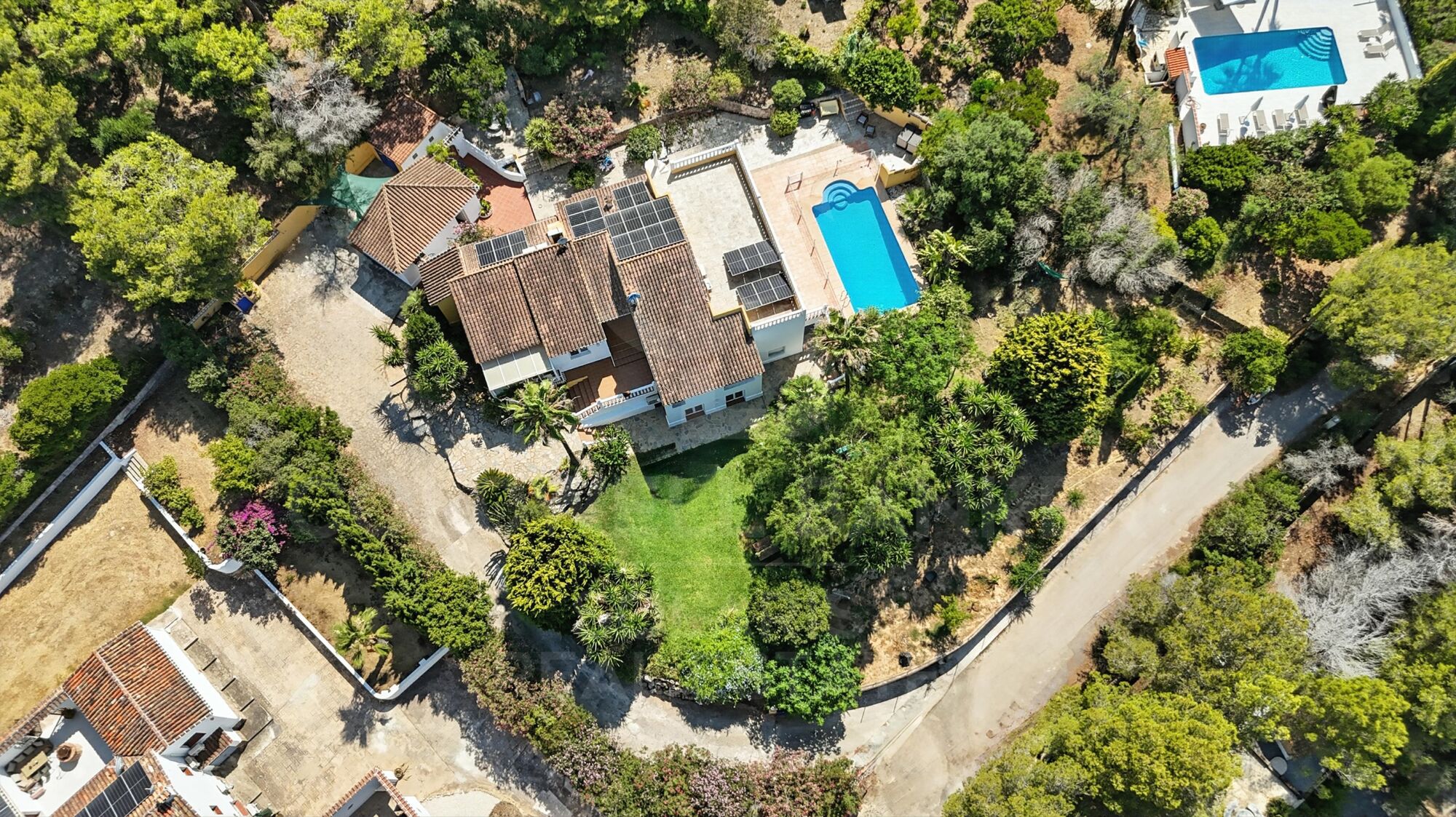 Espaciosa villa renovada con apartamento independiente, piscina, energía solar y jardín de frutas