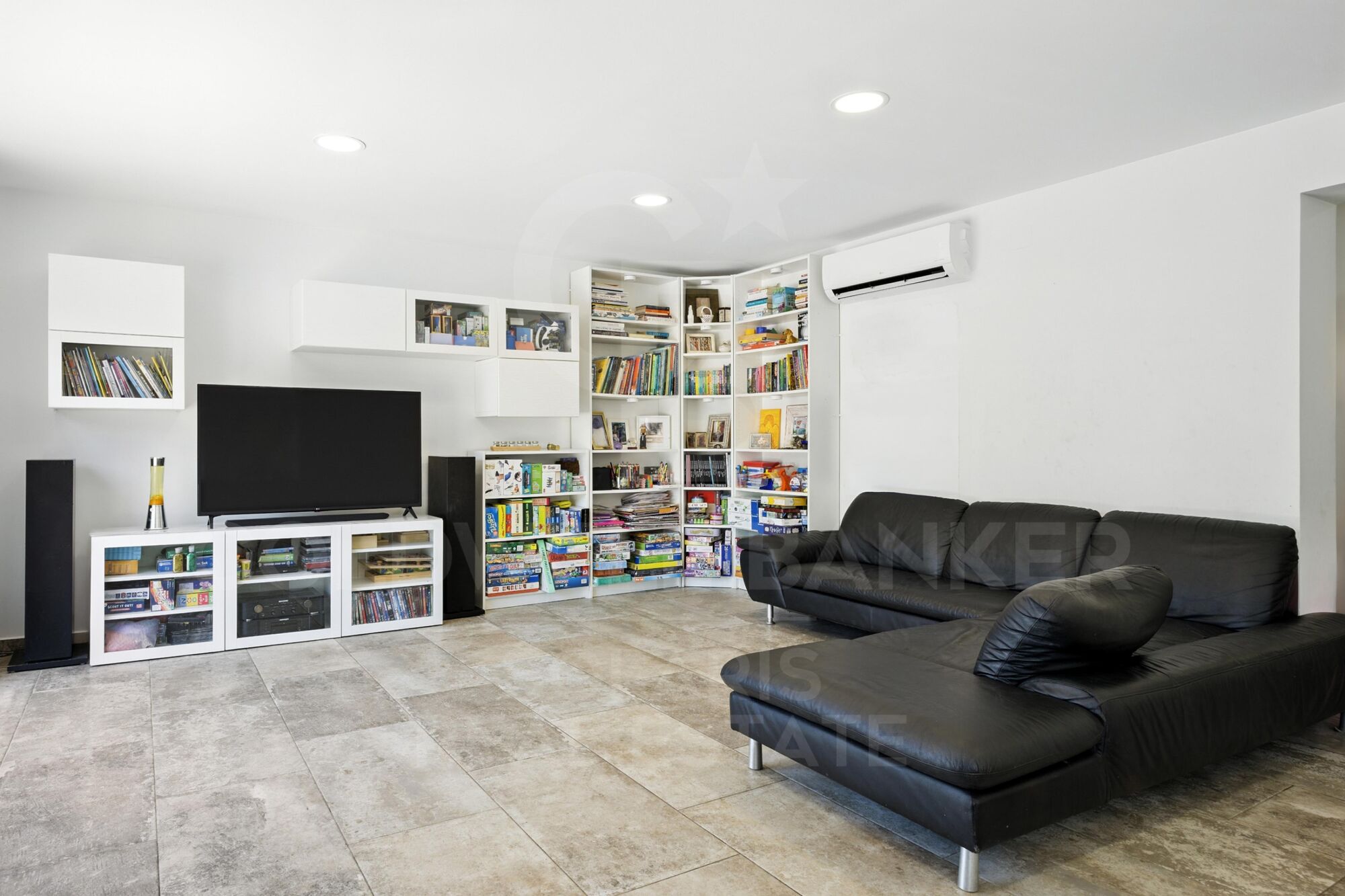 Espaciosa villa renovada con apartamento independiente, piscina, energía solar y jardín de frutas