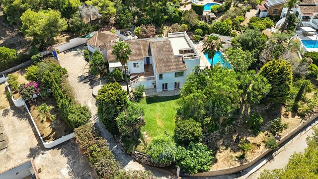 Spacieuse villa rénovée avec appartement séparé, piscine, énergie solaire et jardin fruitier